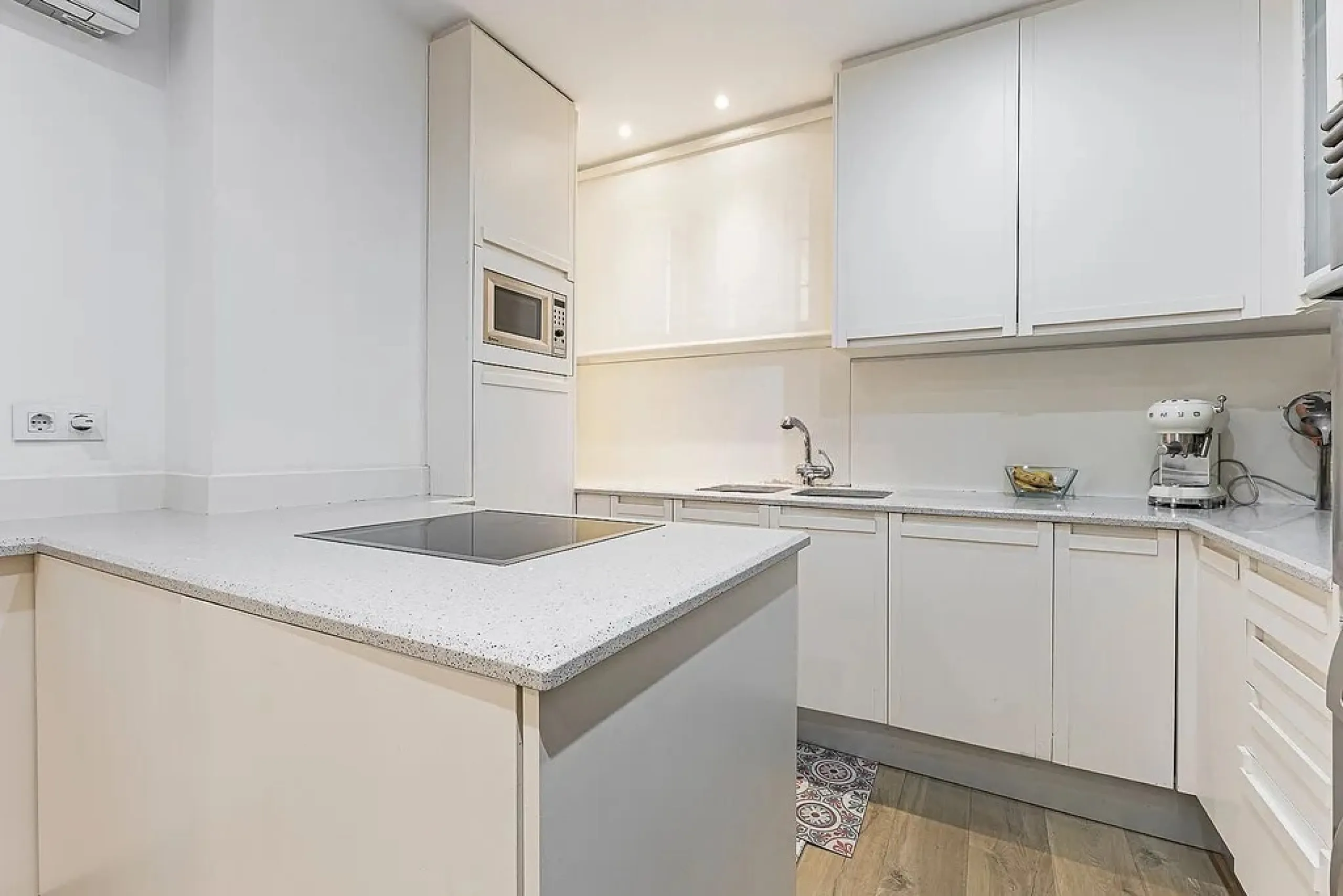 Ground Floor Apartment with Community Pool in Pedralbes, Barcelona