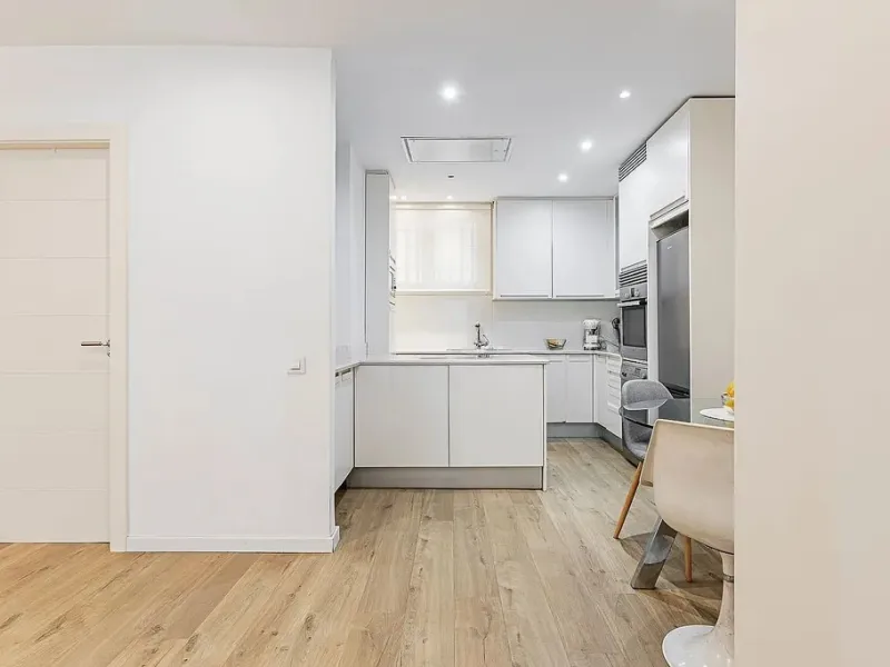 Ground Floor Apartment with Community Pool in Pedralbes, Barcelona