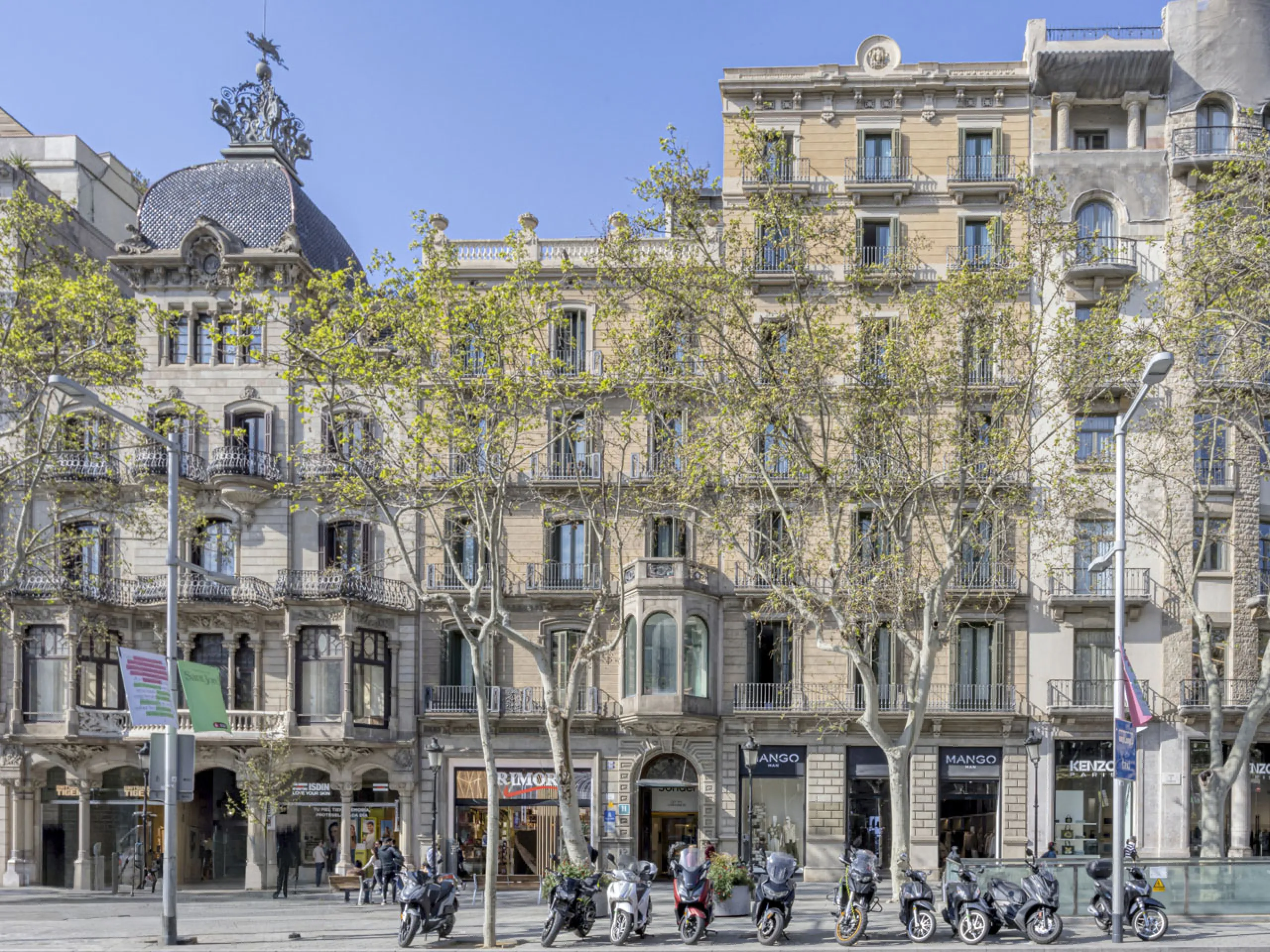 Prime Ground-Floor Retail Unit on Passeig de Gracia, Barcelona