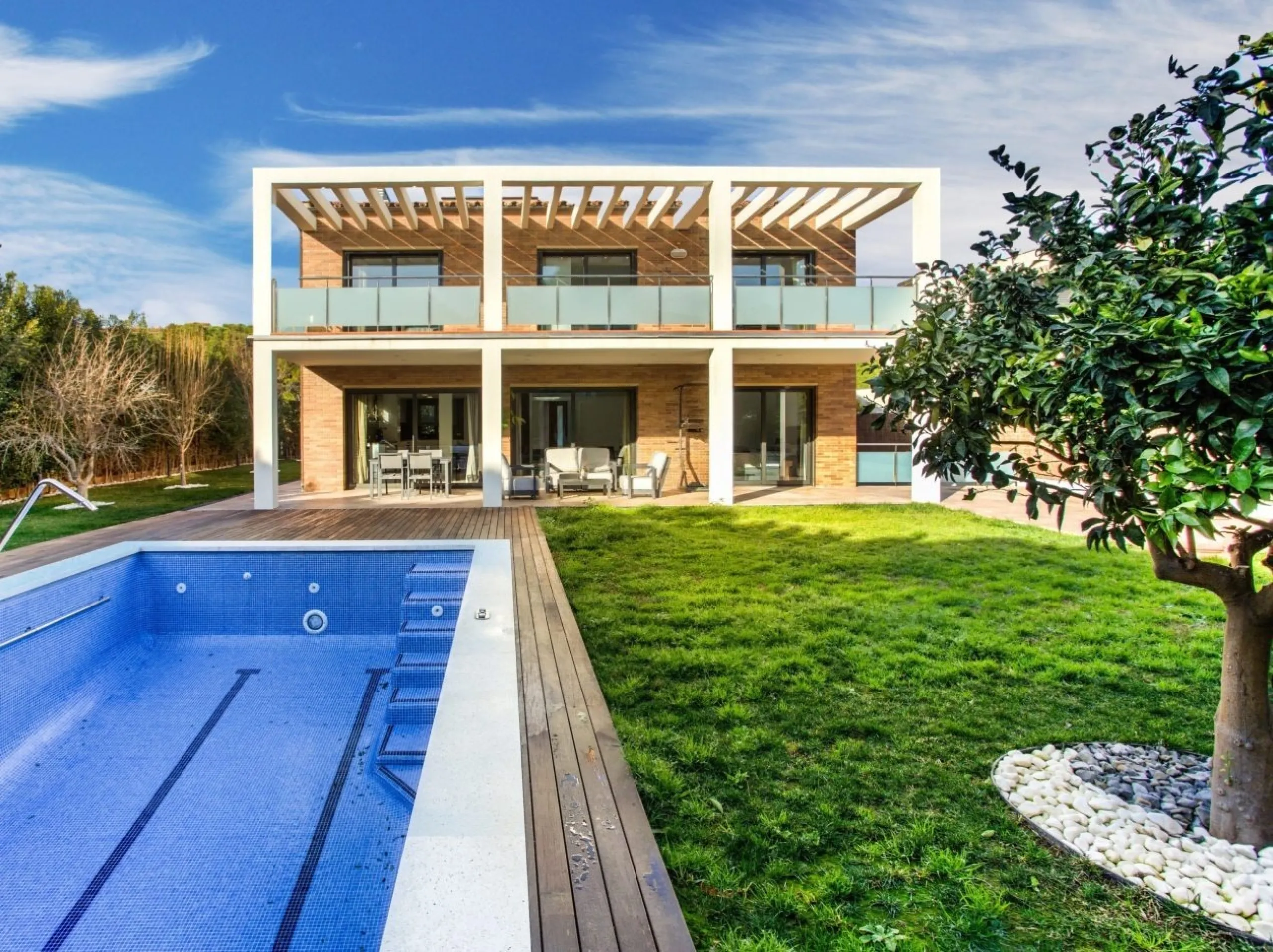 Chalet Reformado con Piscina a 100 m de la Playa en Gava Mar, Barcelona