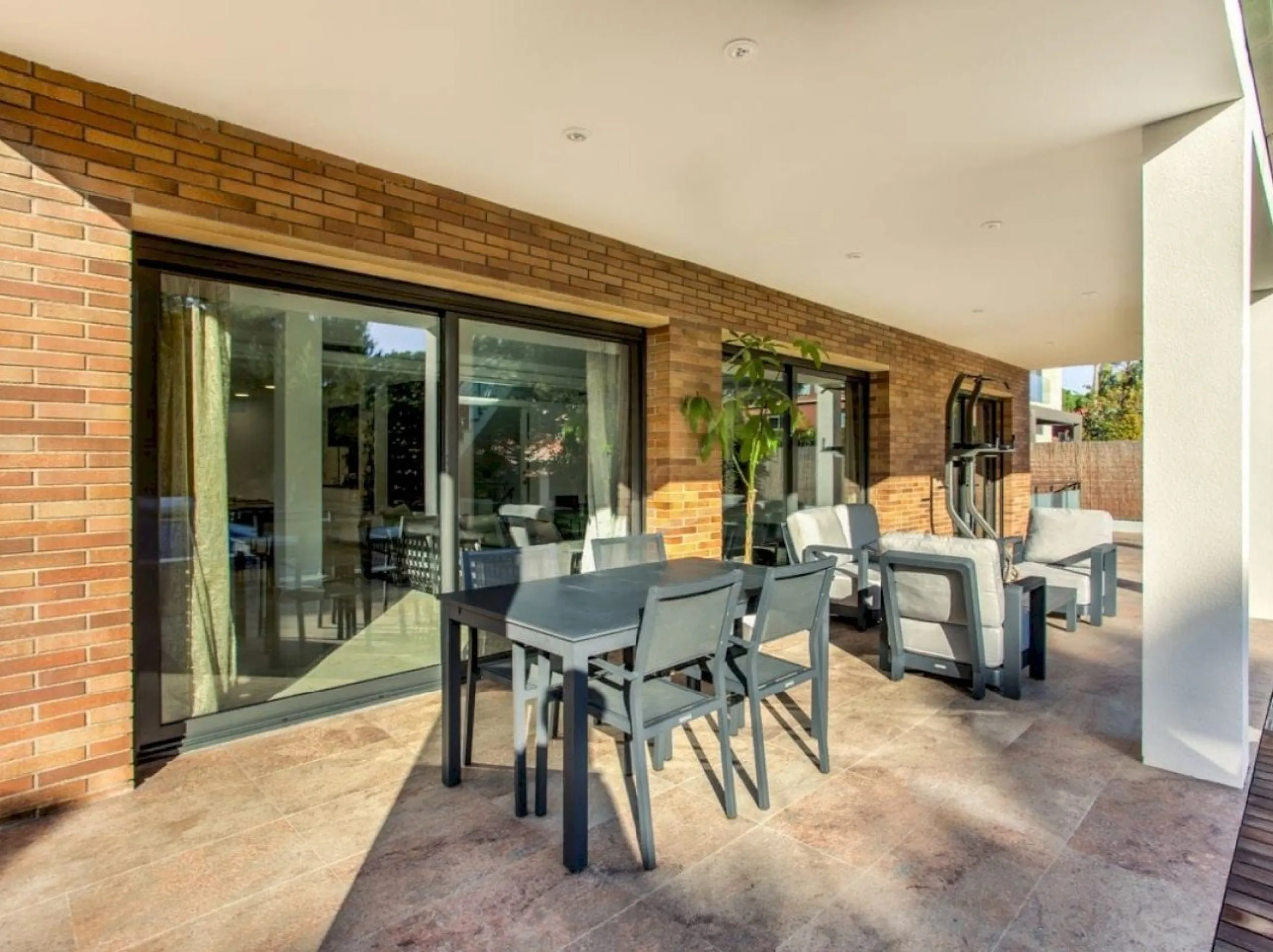 Chalet Reformado con Piscina a 100 m de la Playa en Gava Mar, Barcelona
