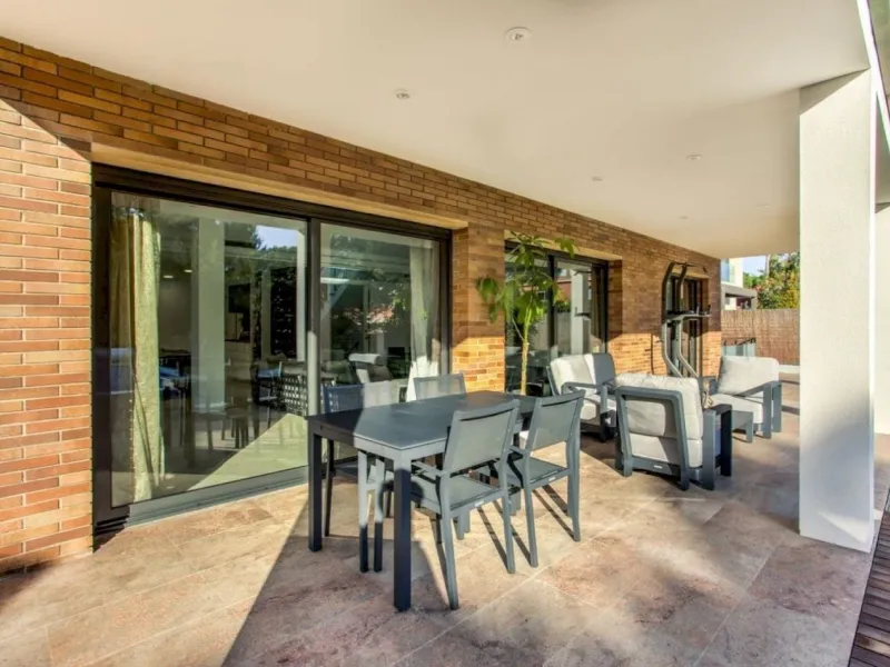 Chalet Reformado con Piscina a 100 m de la Playa en Gava Mar, Barcelona