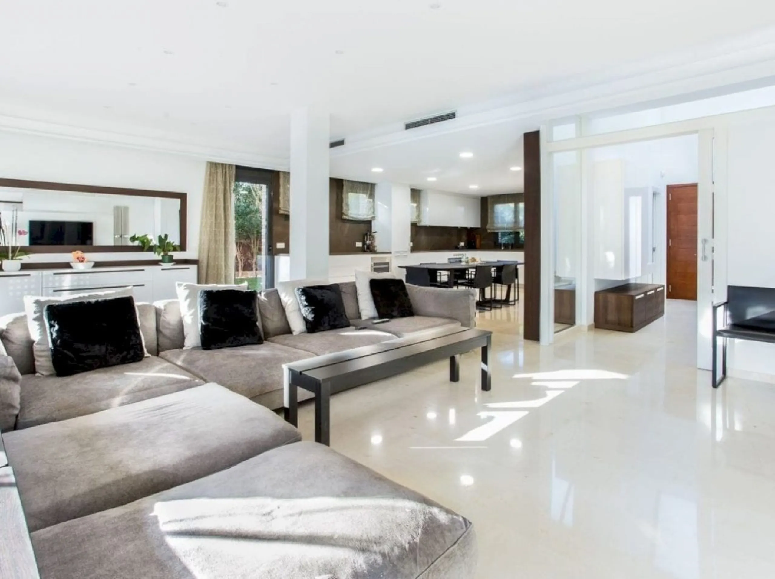 Chalet Reformado con Piscina a 100 m de la Playa en Gava Mar, Barcelona