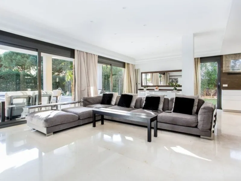 Chalet Reformado con Piscina a 100 m de la Playa en Gava Mar, Barcelona