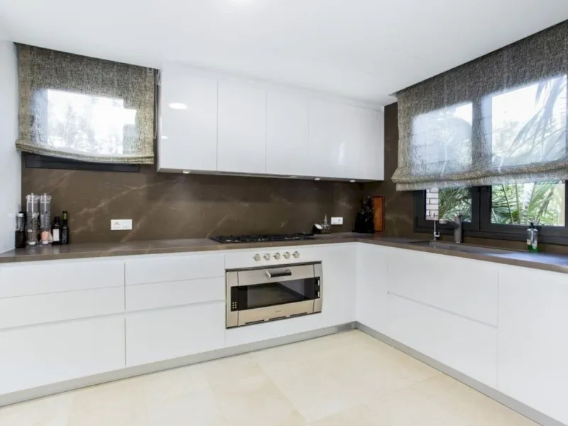 Chalet Reformado con Piscina a 100 m de la Playa en Gava Mar, Barcelona