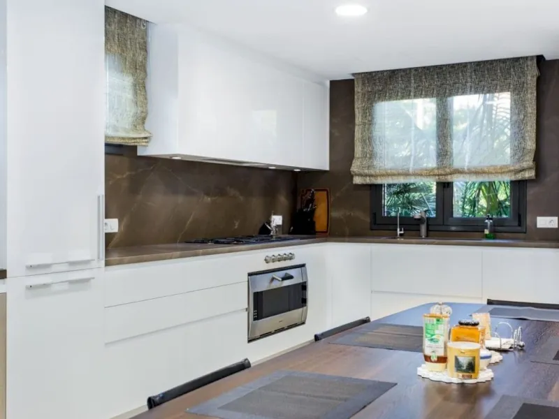 Chalet Reformado con Piscina a 100 m de la Playa en Gava Mar, Barcelona
