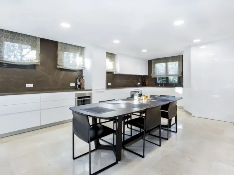Chalet Reformado con Piscina a 100 m de la Playa en Gava Mar, Barcelona
