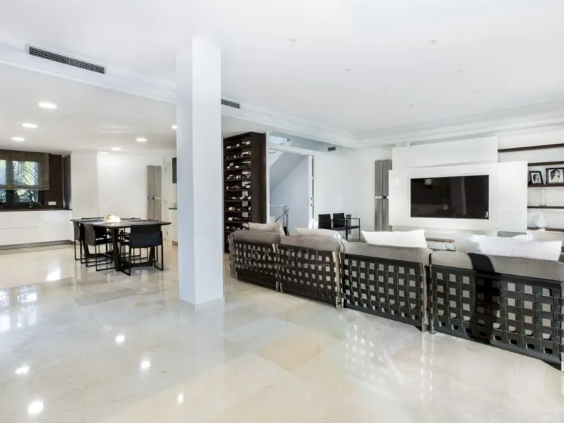 Chalet Reformado con Piscina a 100 m de la Playa en Gava Mar, Barcelona
