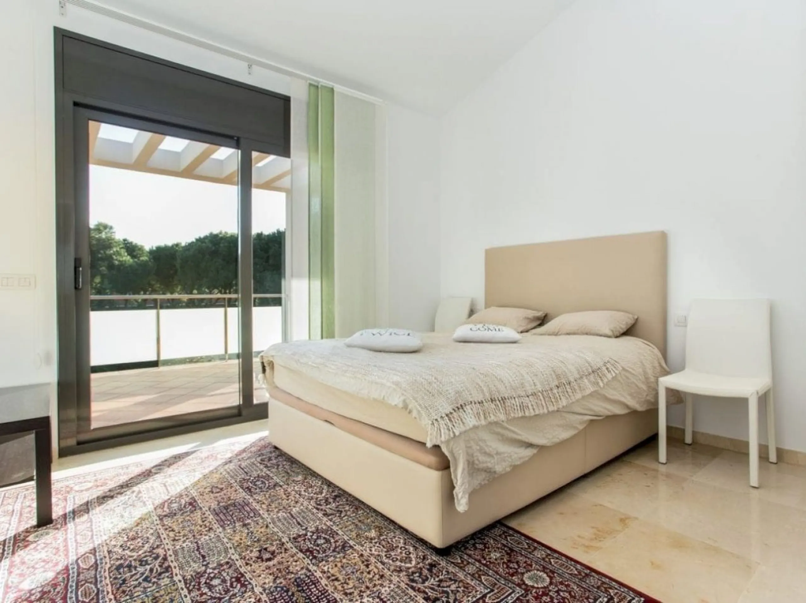 Chalet Reformado con Piscina a 100 m de la Playa en Gava Mar, Barcelona