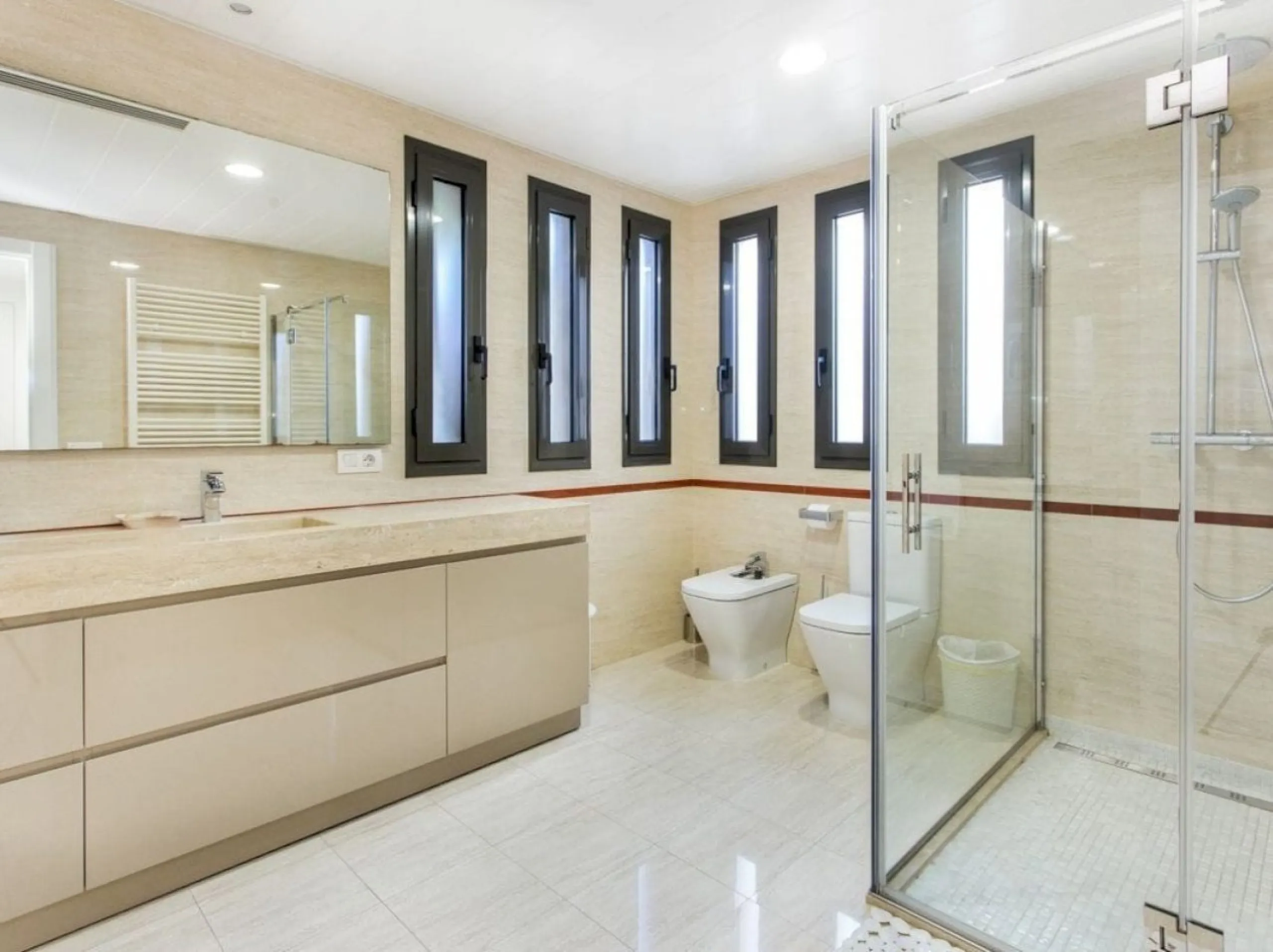 Chalet Reformado con Piscina a 100 m de la Playa en Gava Mar, Barcelona