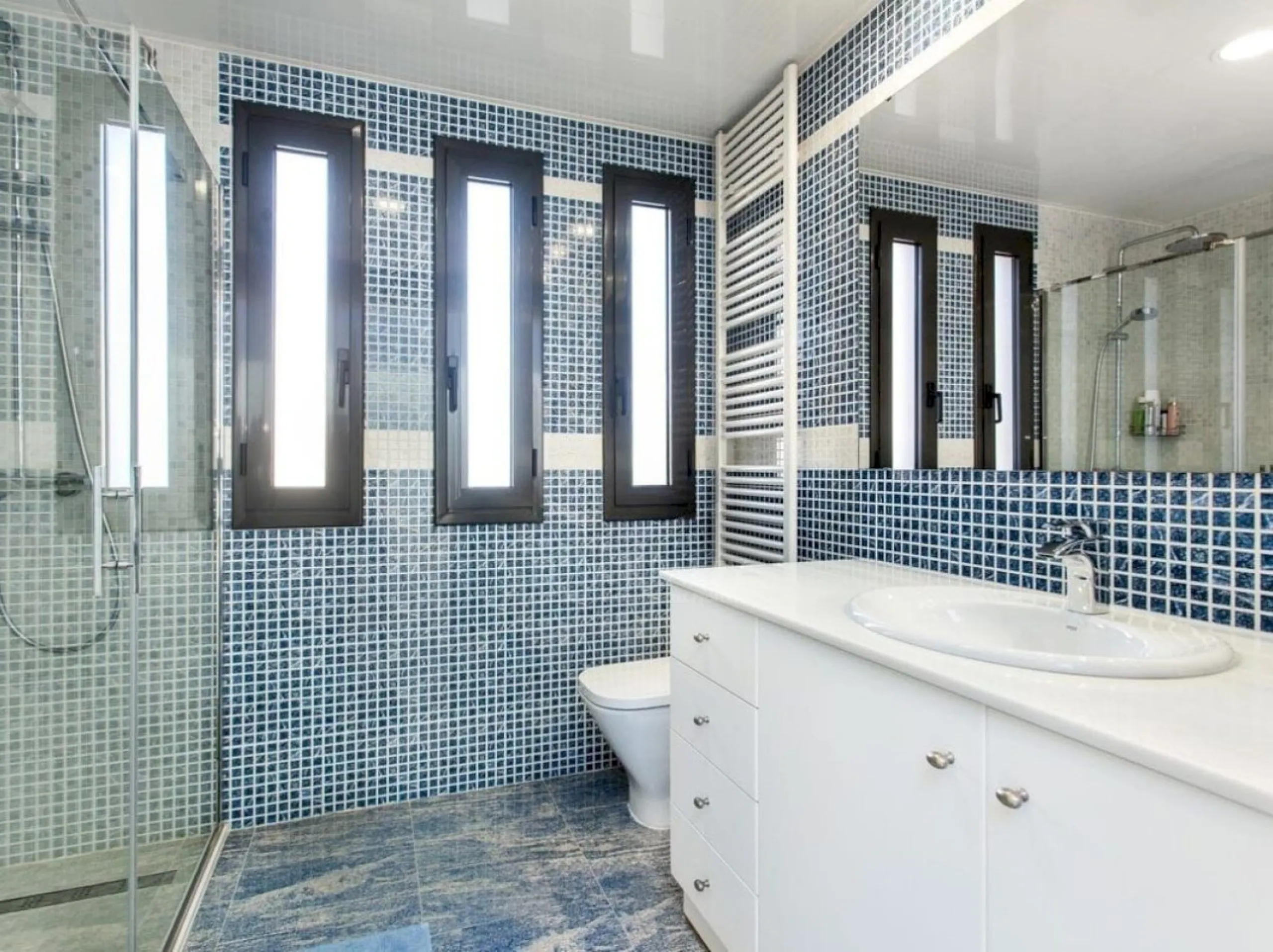 Chalet Reformado con Piscina a 100 m de la Playa en Gava Mar, Barcelona