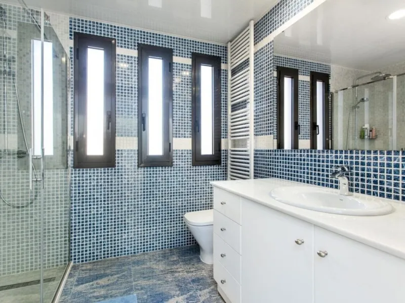 Chalet Reformado con Piscina a 100 m de la Playa en Gava Mar, Barcelona
