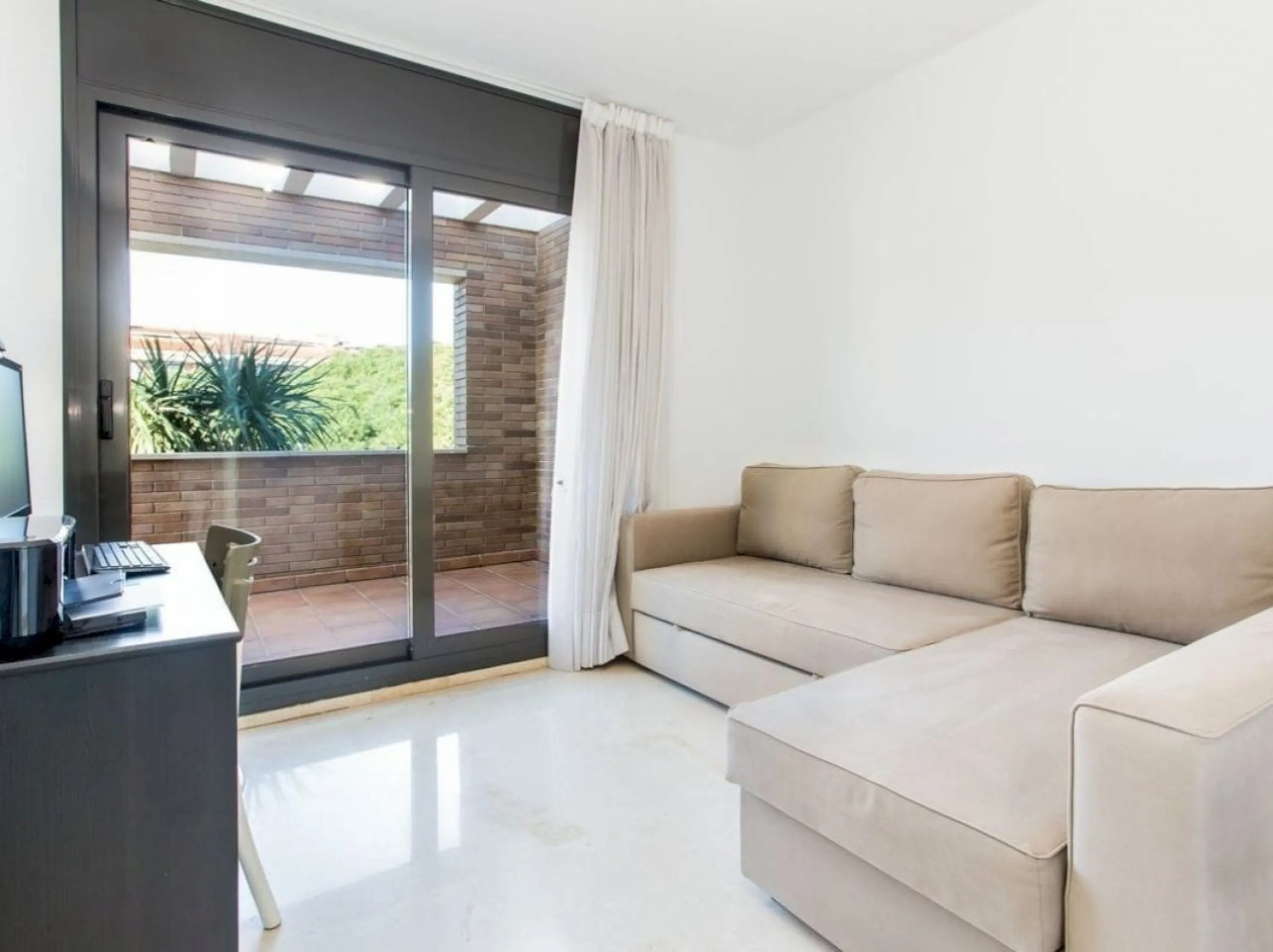 Chalet Reformado con Piscina a 100 m de la Playa en Gava Mar, Barcelona