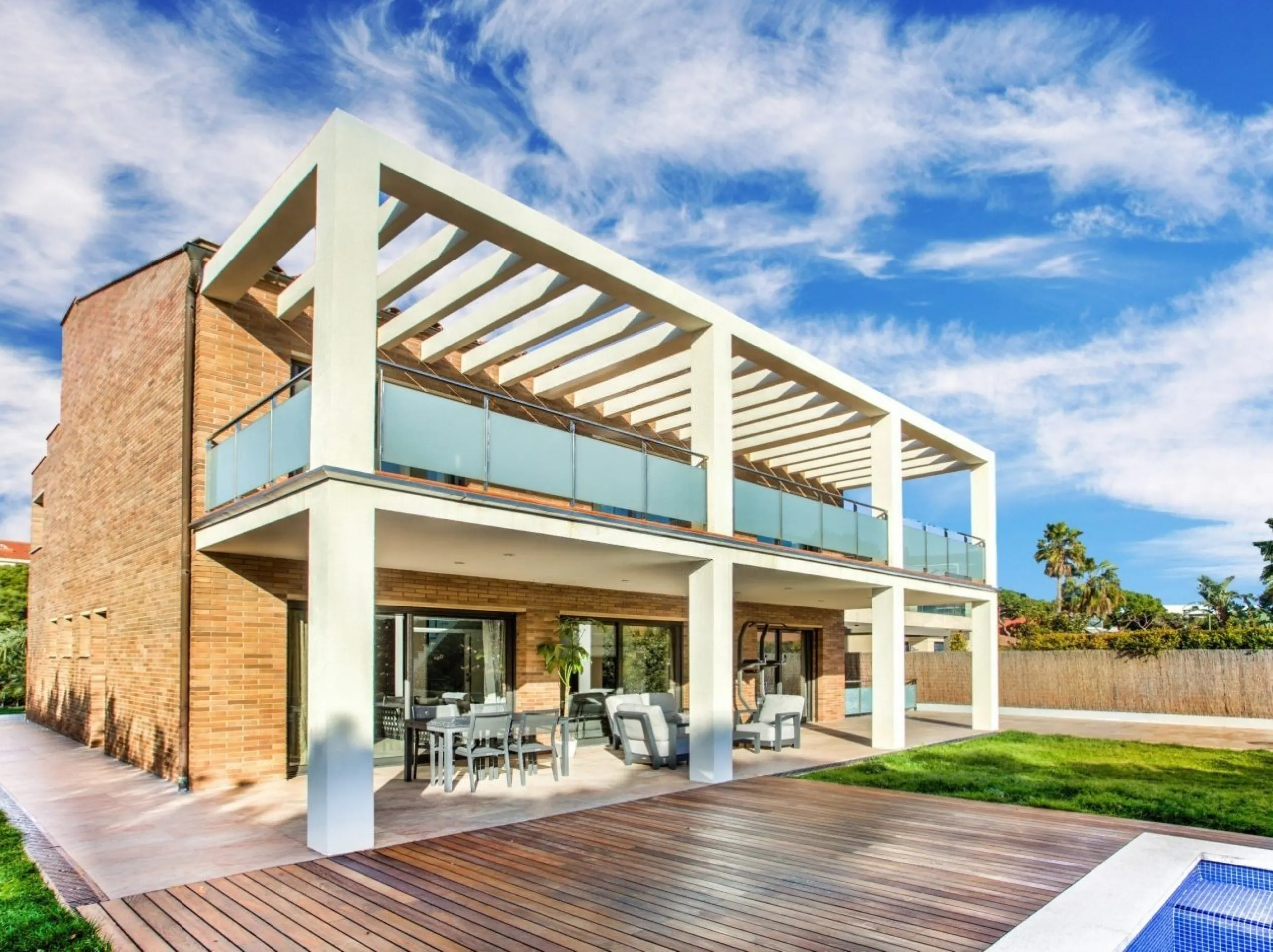 Chalet Reformado con Piscina a 100 m de la Playa en Gava Mar, Barcelona