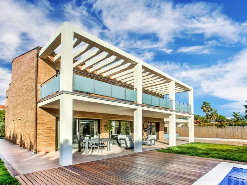 Chalet Reformado con Piscina a 100 m de la Playa en Gava Mar, Barcelona
