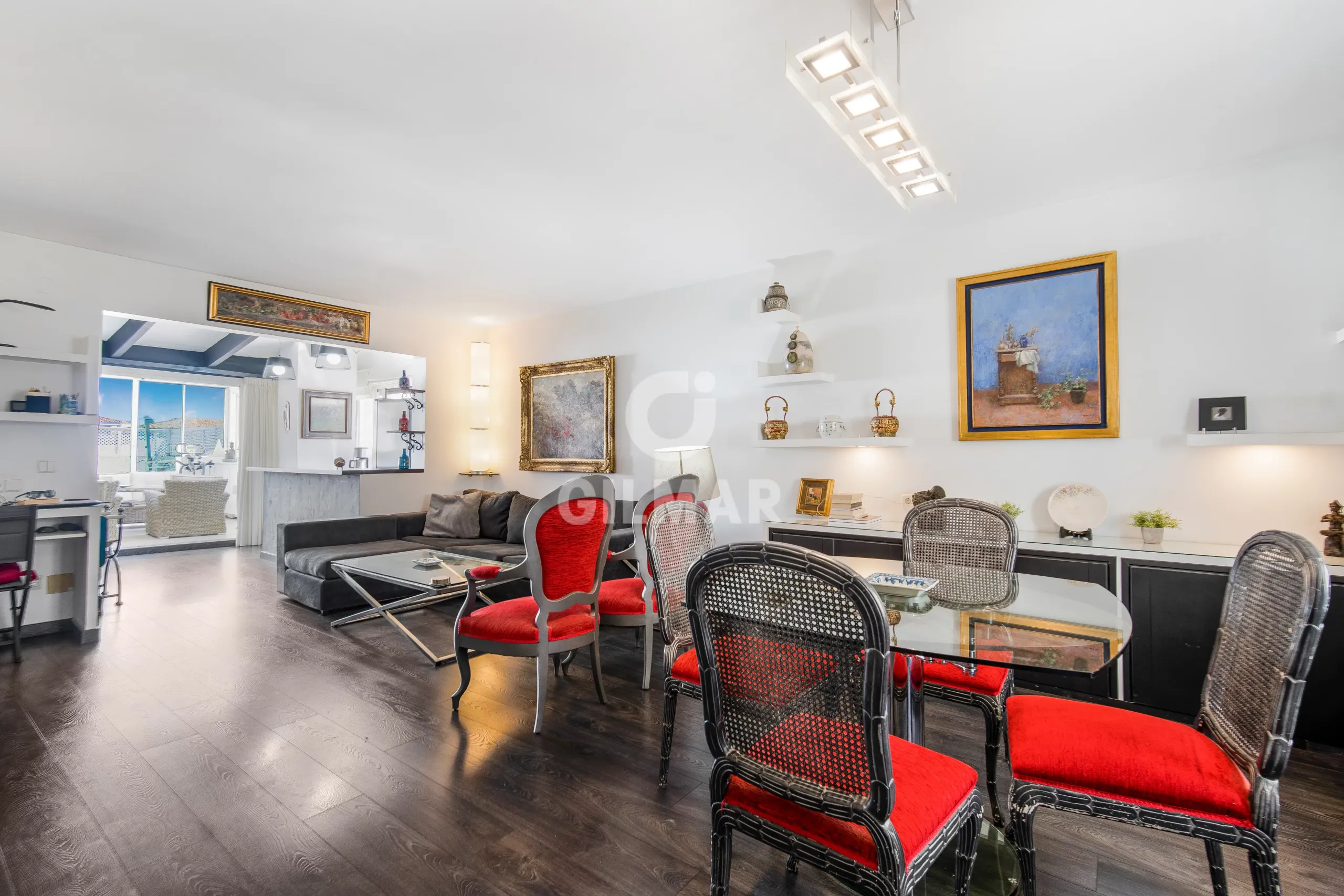 Пентхаус в Пуэрто Бануэсе – Малаге.

Просторный пентхаус с панорамным видом на залив. 3 спальни, 4 ванные комнаты, частная терраса площадью 150 м² и собственный бассейн. Современный дизайн, высокотехнологичное оснащение, включая аэротермальную систему и тёплый пол. Расположен в престижном жилом комплексе с охраной и всего в нескольких шагах от лучших ресторанов и бутиков Пуэрто Бануэса. Общая площадь 250 м²