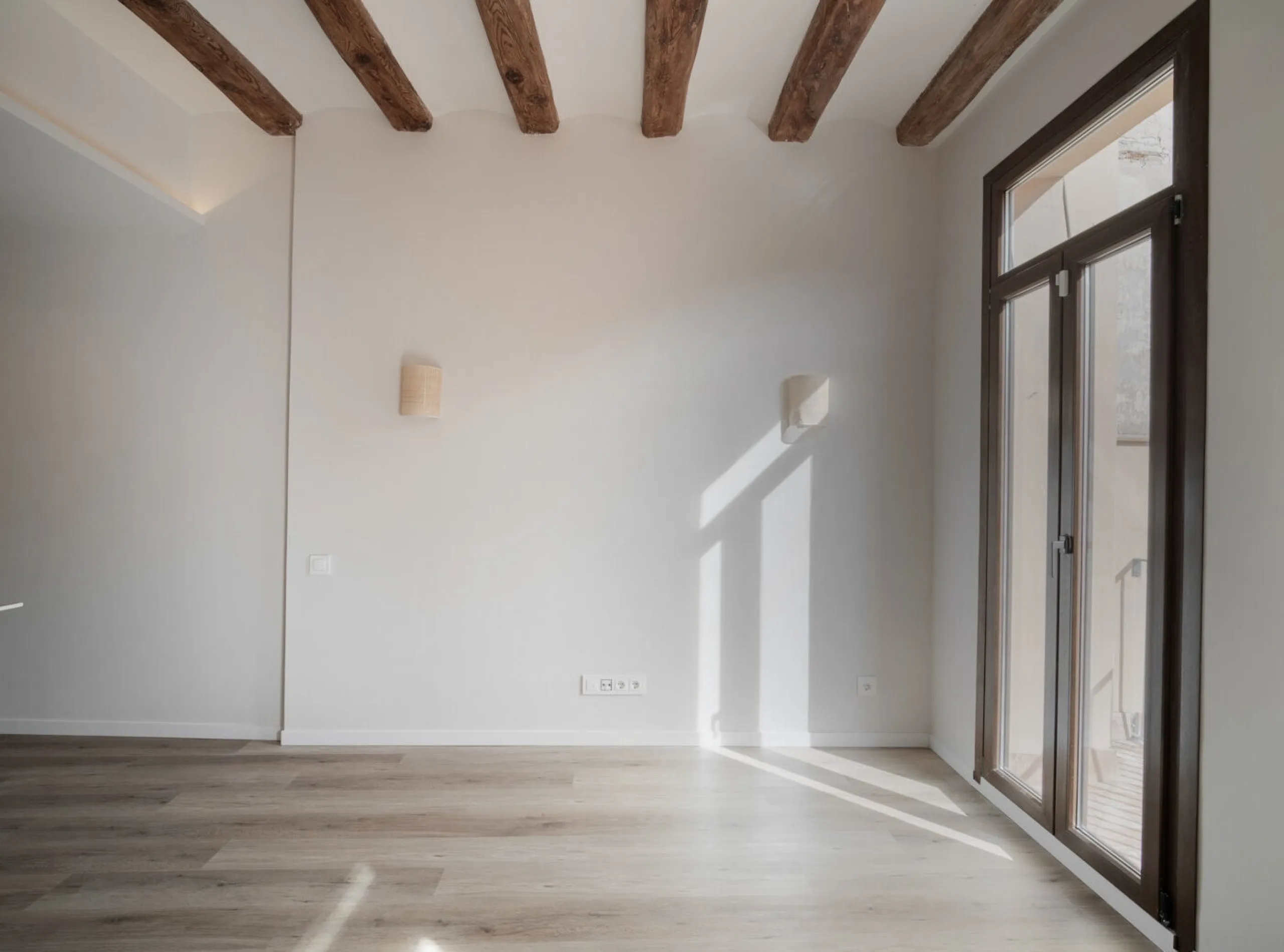 Estudio reformado con terraza en el centro de Barcelona