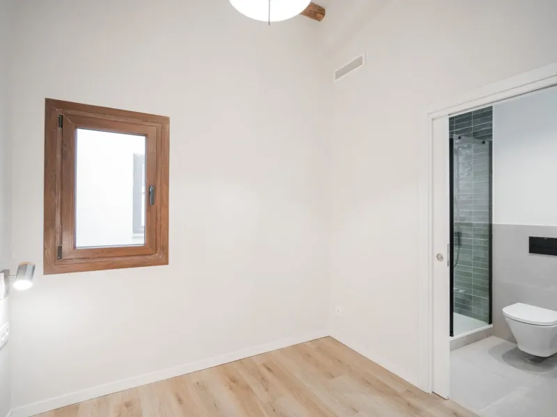 Estudio reformado con terraza en el centro de Barcelona