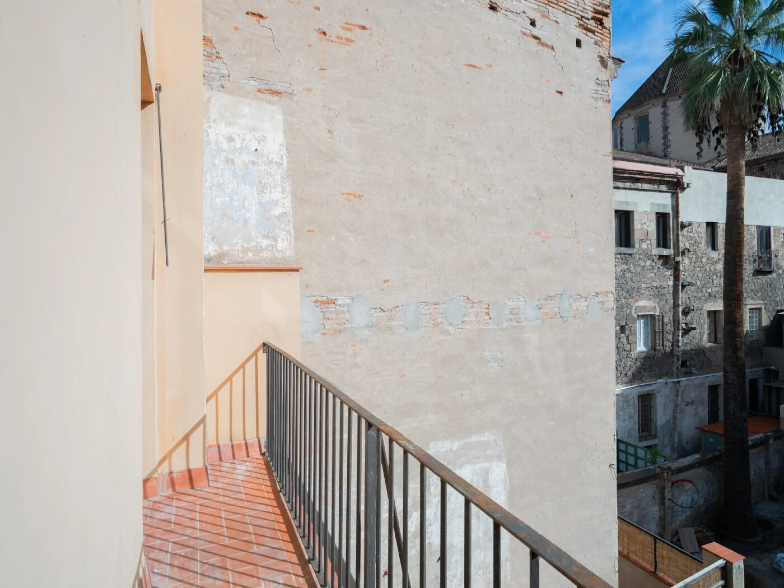 Estudio reformado con terraza en el centro de Barcelona