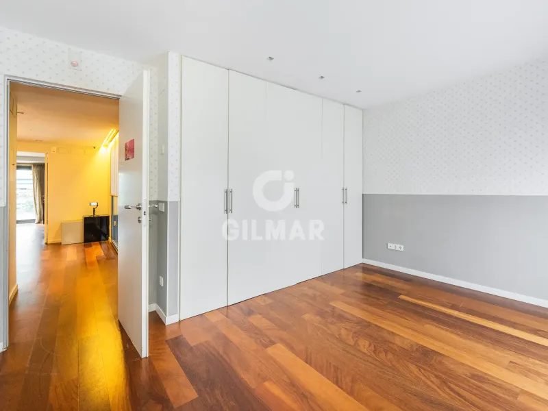 Пентхаус в Новой Испании, Мадрид.

Просторная вилла с бассейном и собственным участком. 3 спальни, 4 ванные комнаты, площадь 250 м². Современный дизайн и высокотехнологичное оснащение. Премиальное расположение в живописном жилом комплексе