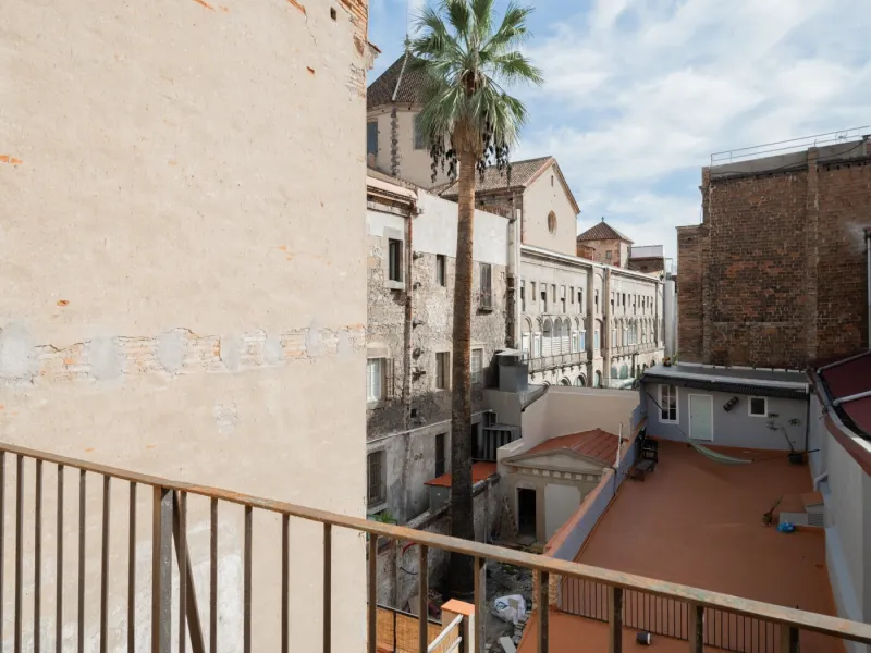 Estudio reformado con terraza en el centro de Barcelona