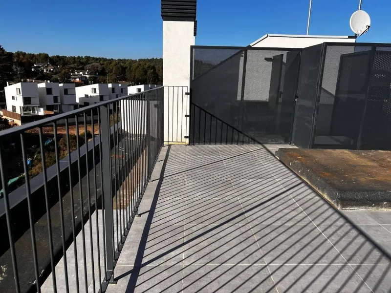 Neubau-Penthouse mit privater Terrasse in Bellaterra, Barcelona