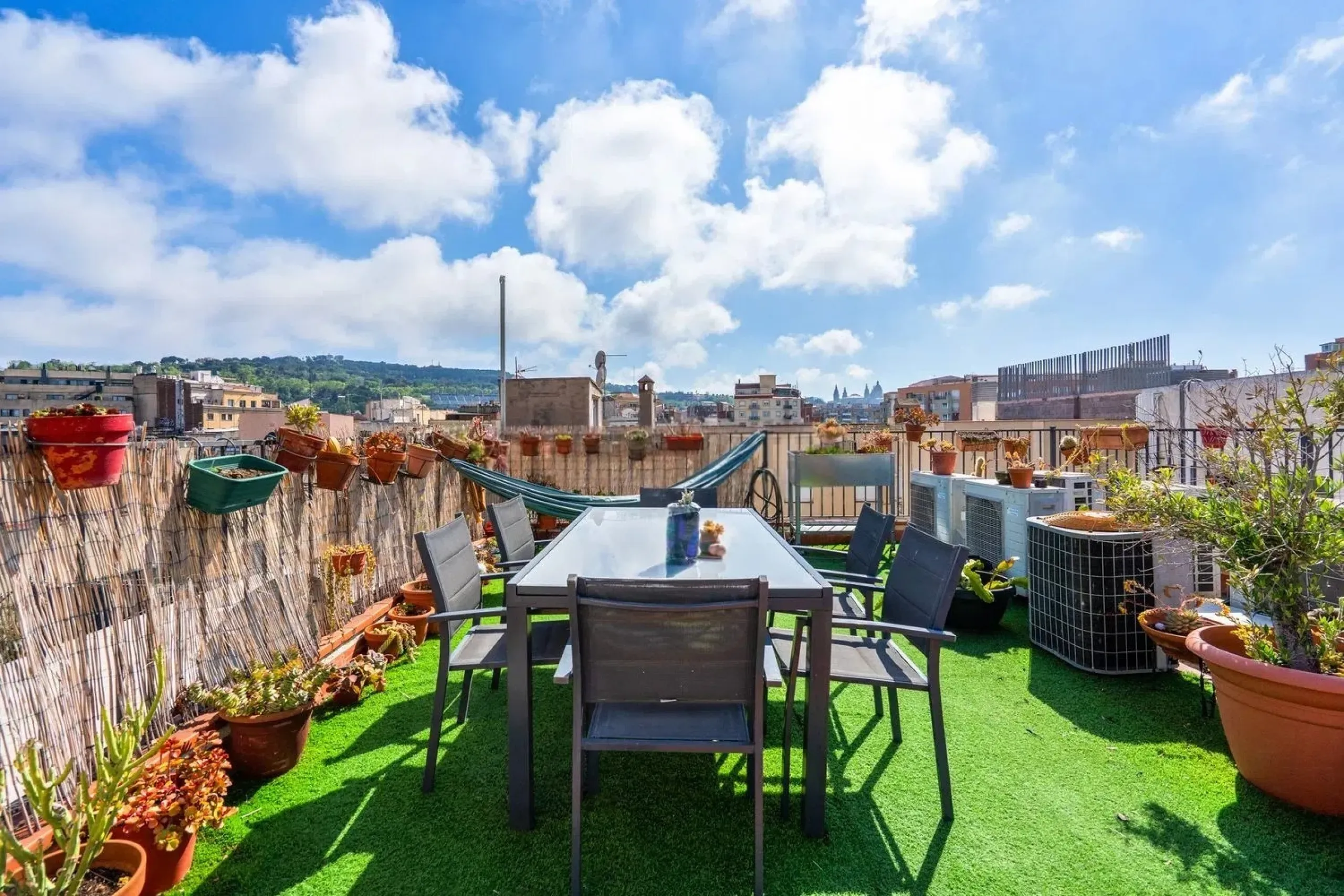 Piso con terraza privativa en el corazón del Raval, Barcelona