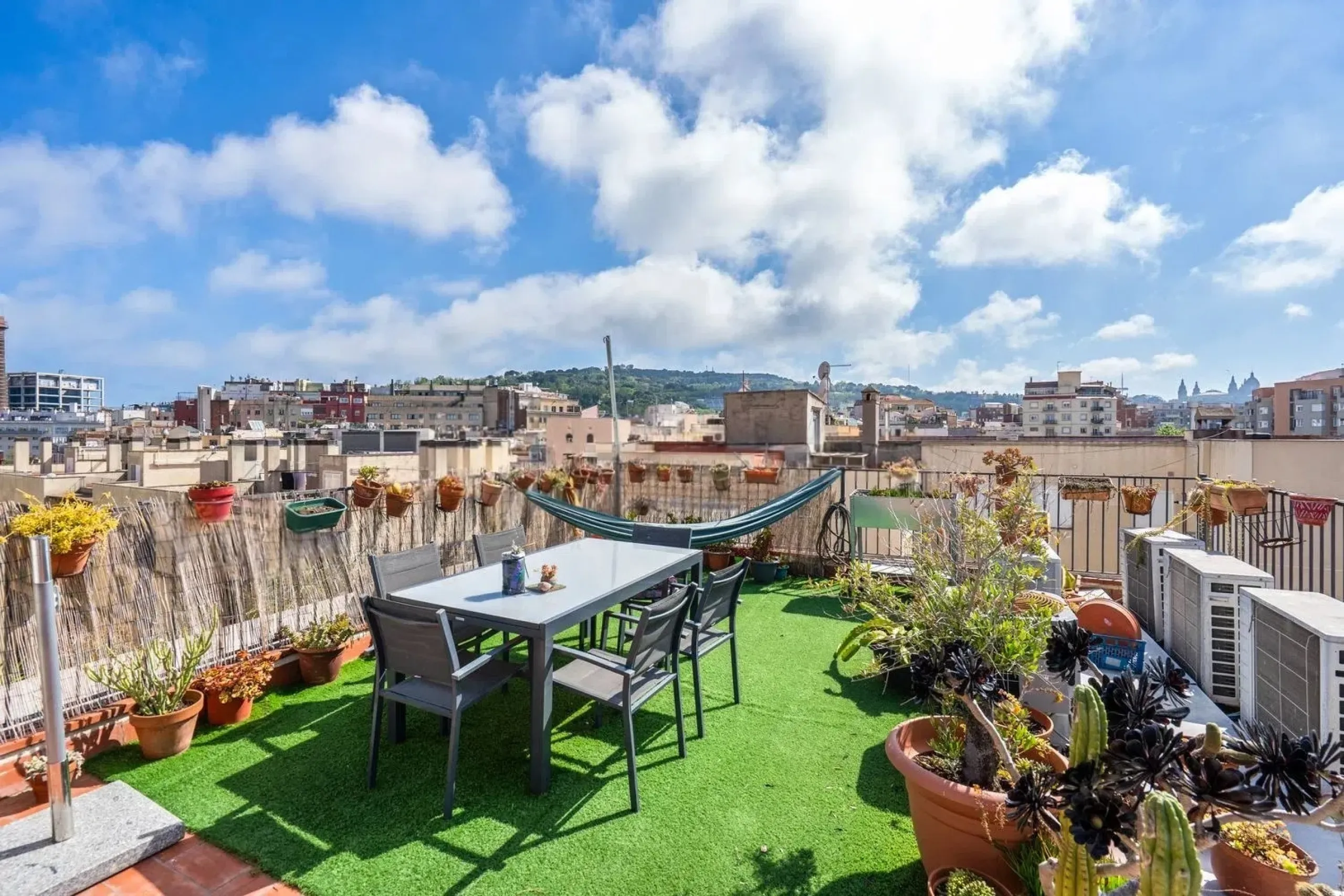 Piso con terraza privativa en el corazón del Raval, Barcelona