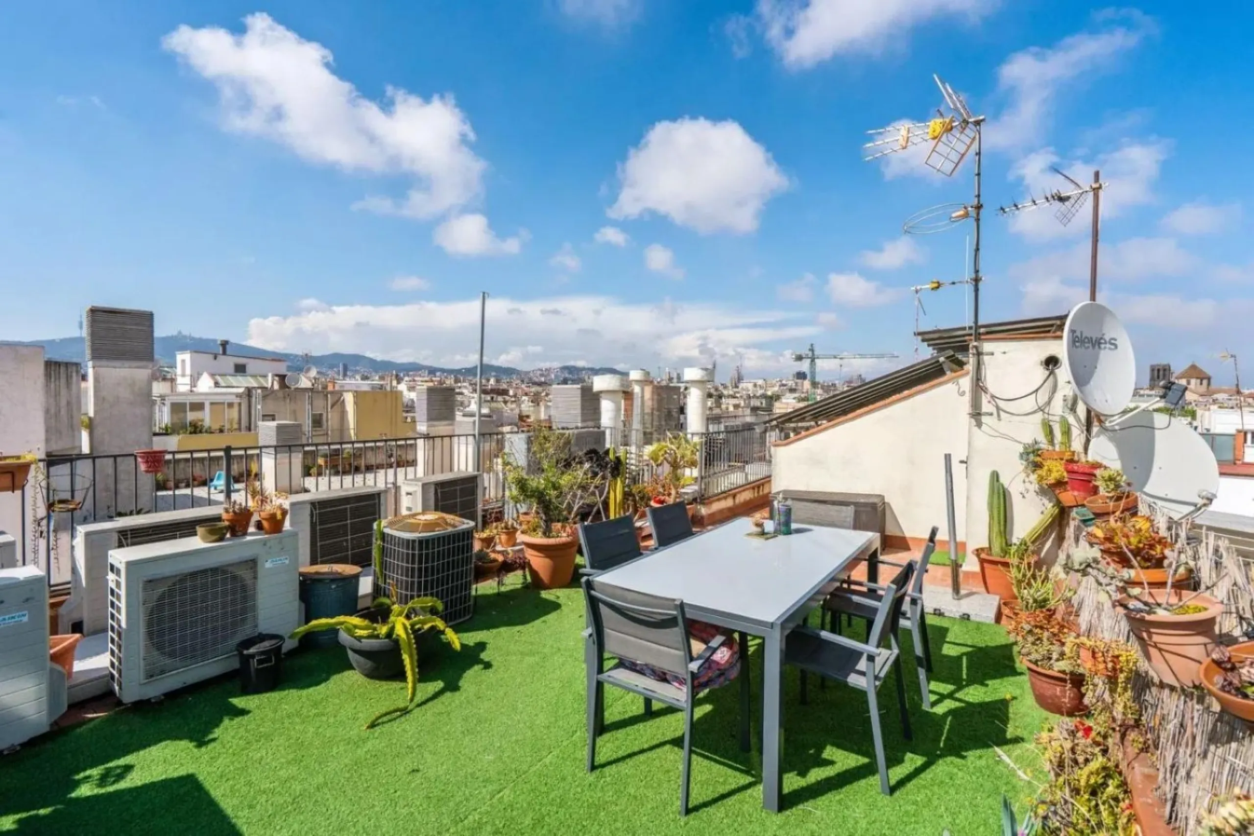 Piso con terraza privativa en el corazón del Raval, Barcelona