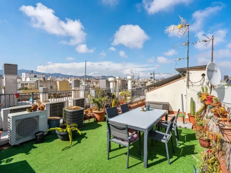 Piso con terraza privativa en el corazón del Raval, Barcelona
