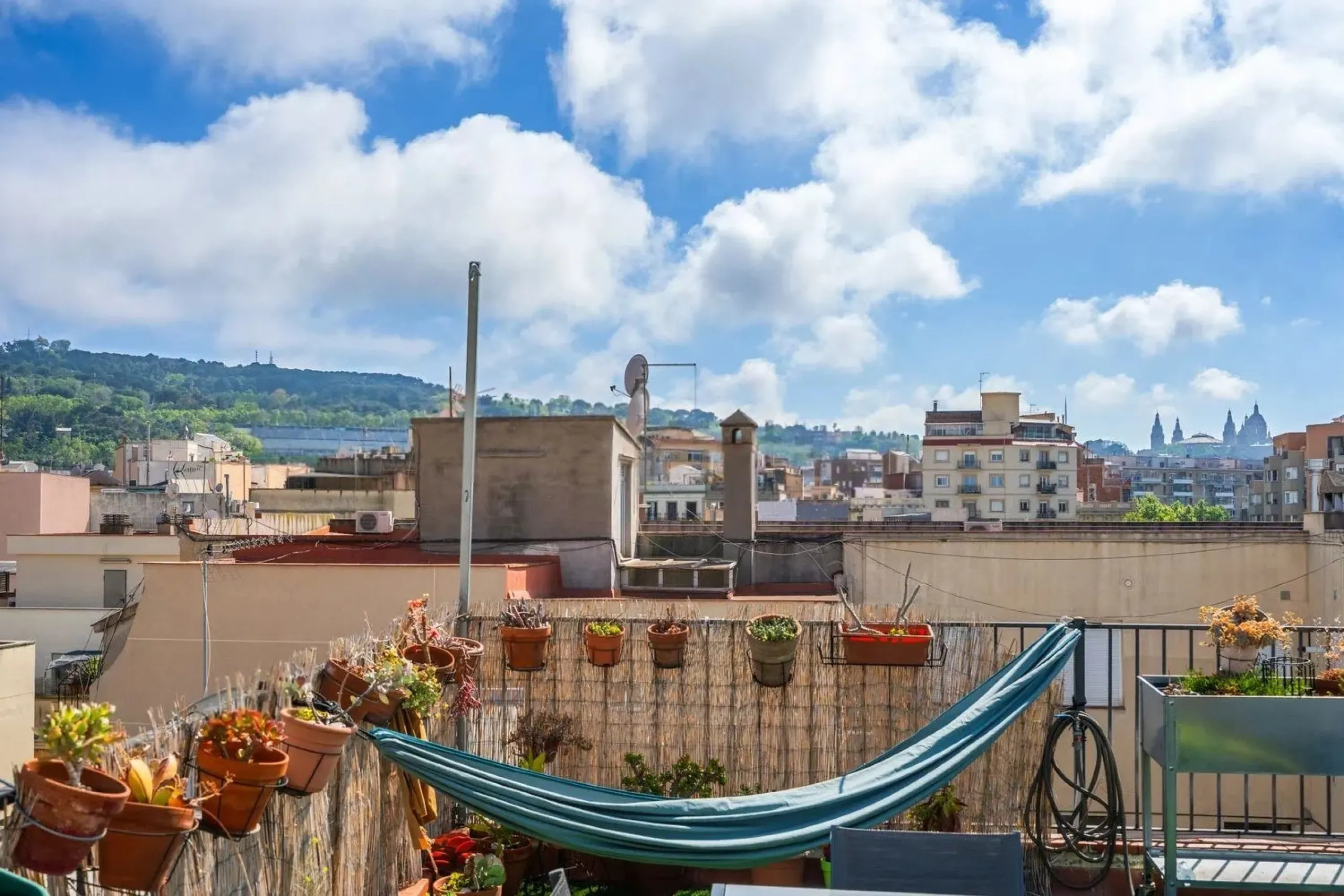 Piso con terraza privativa en el corazón del Raval, Barcelona