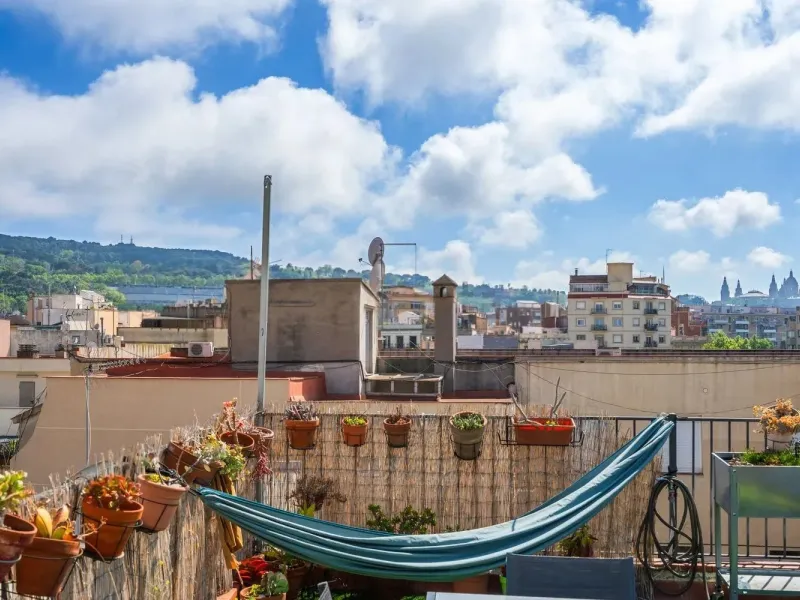 Piso con terraza privativa en el corazón del Raval, Barcelona
