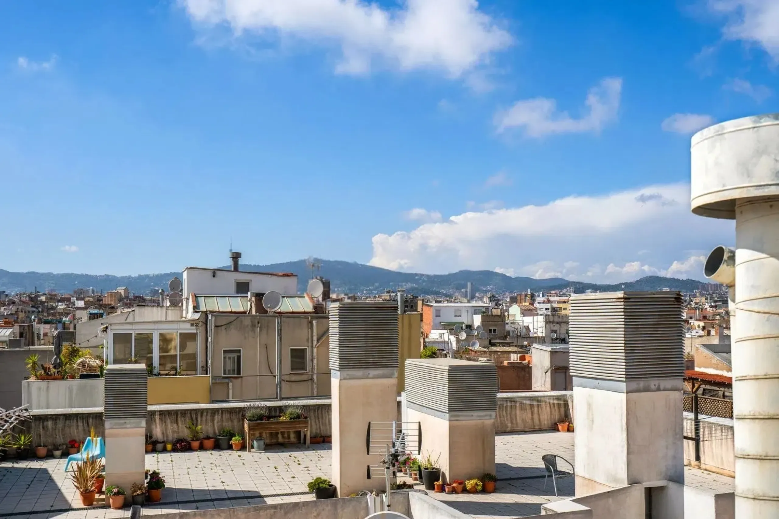 Piso con terraza privativa en el corazón del Raval, Barcelona