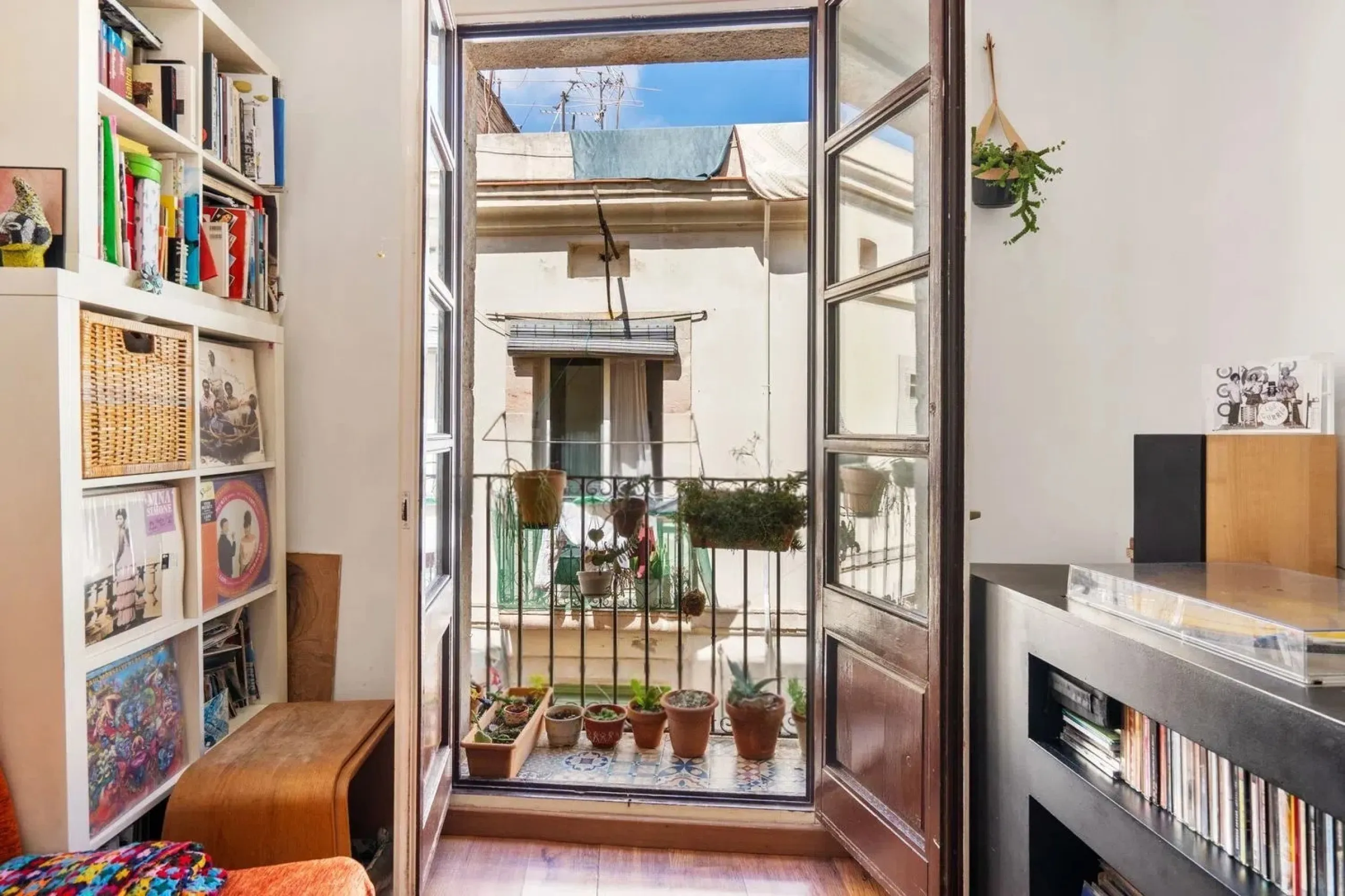 Piso con terraza privativa en el corazón del Raval, Barcelona