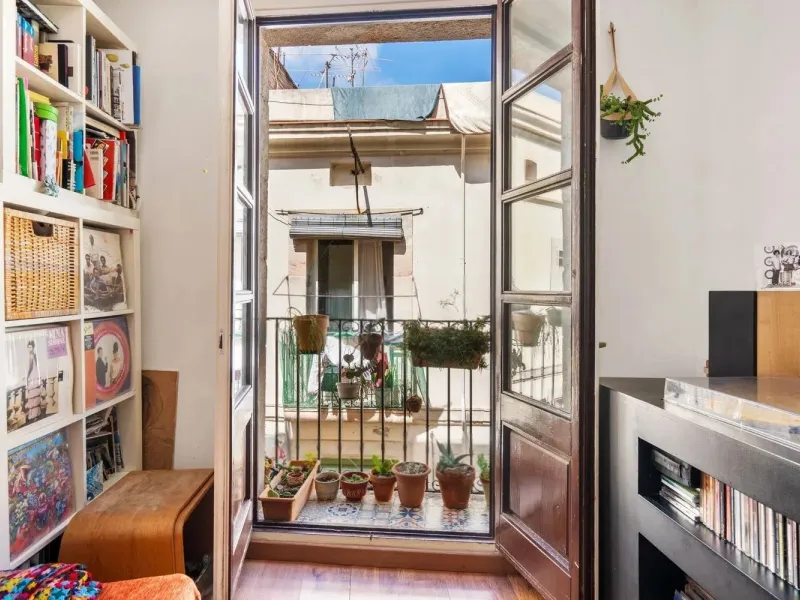 Piso con terraza privativa en el corazón del Raval, Barcelona