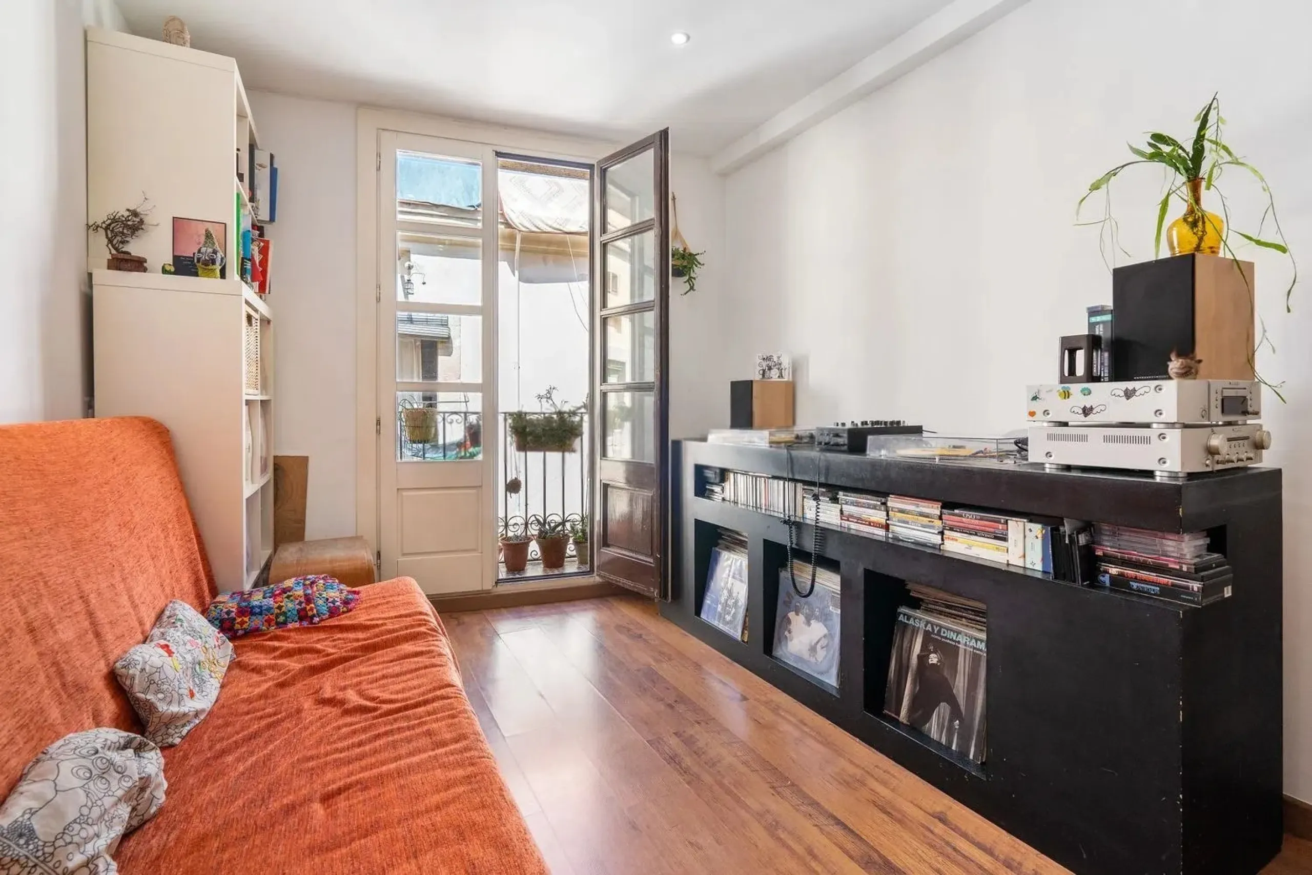 Piso con terraza privativa en el corazón del Raval, Barcelona