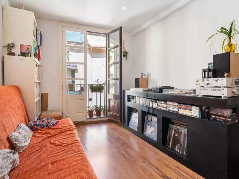Piso con terraza privativa en el corazón del Raval, Barcelona