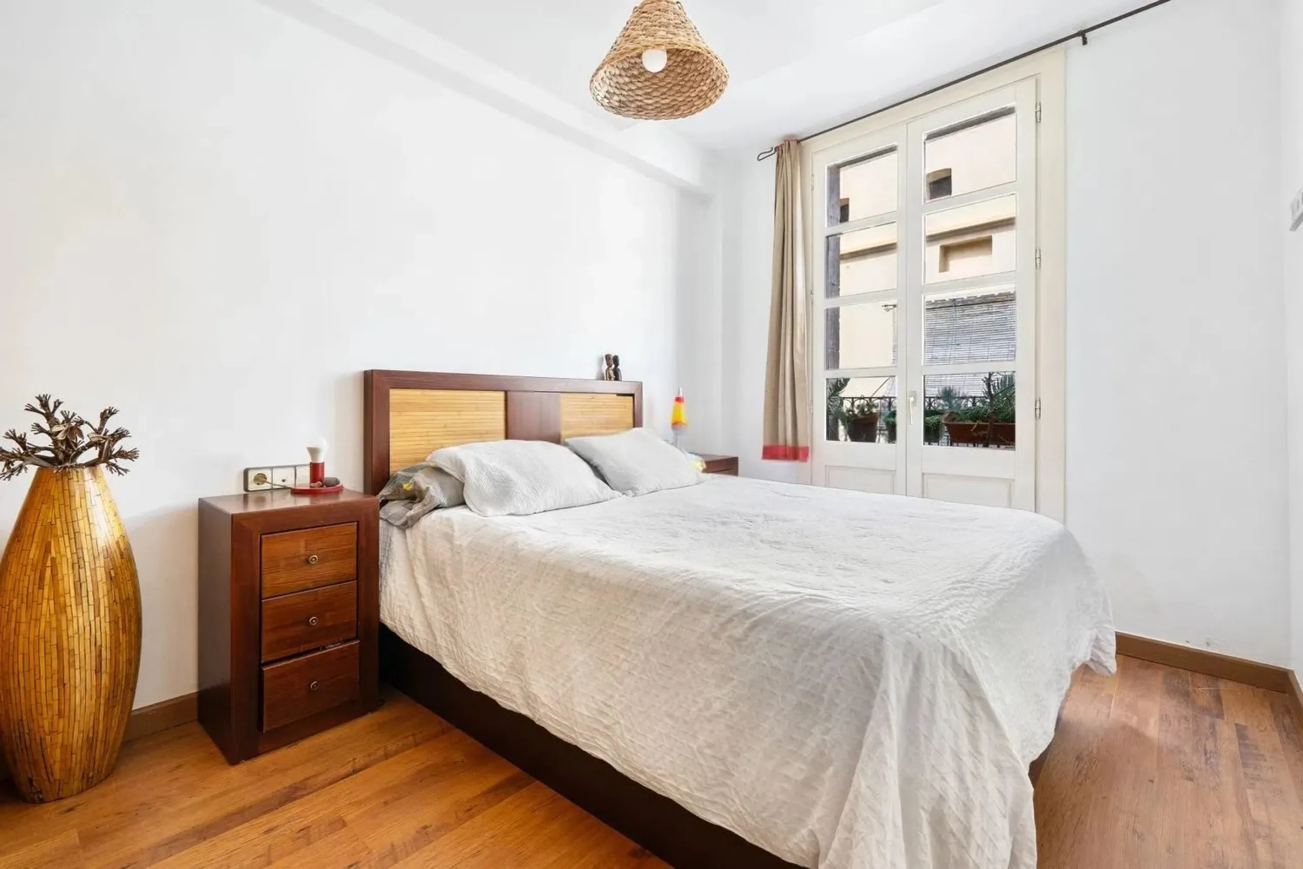 Piso con terraza privativa en el corazón del Raval, Barcelona