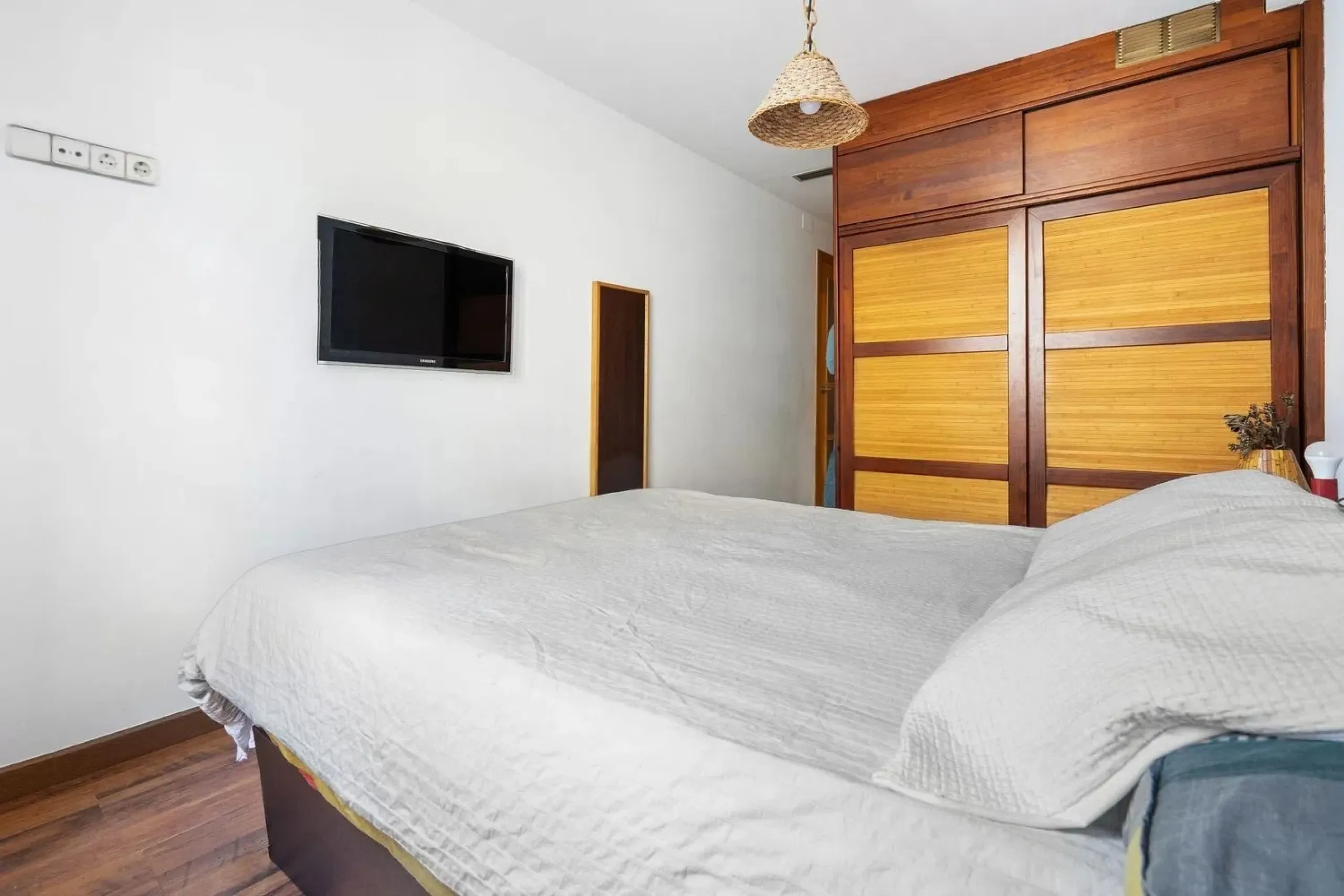 Piso con terraza privativa en el corazón del Raval, Barcelona