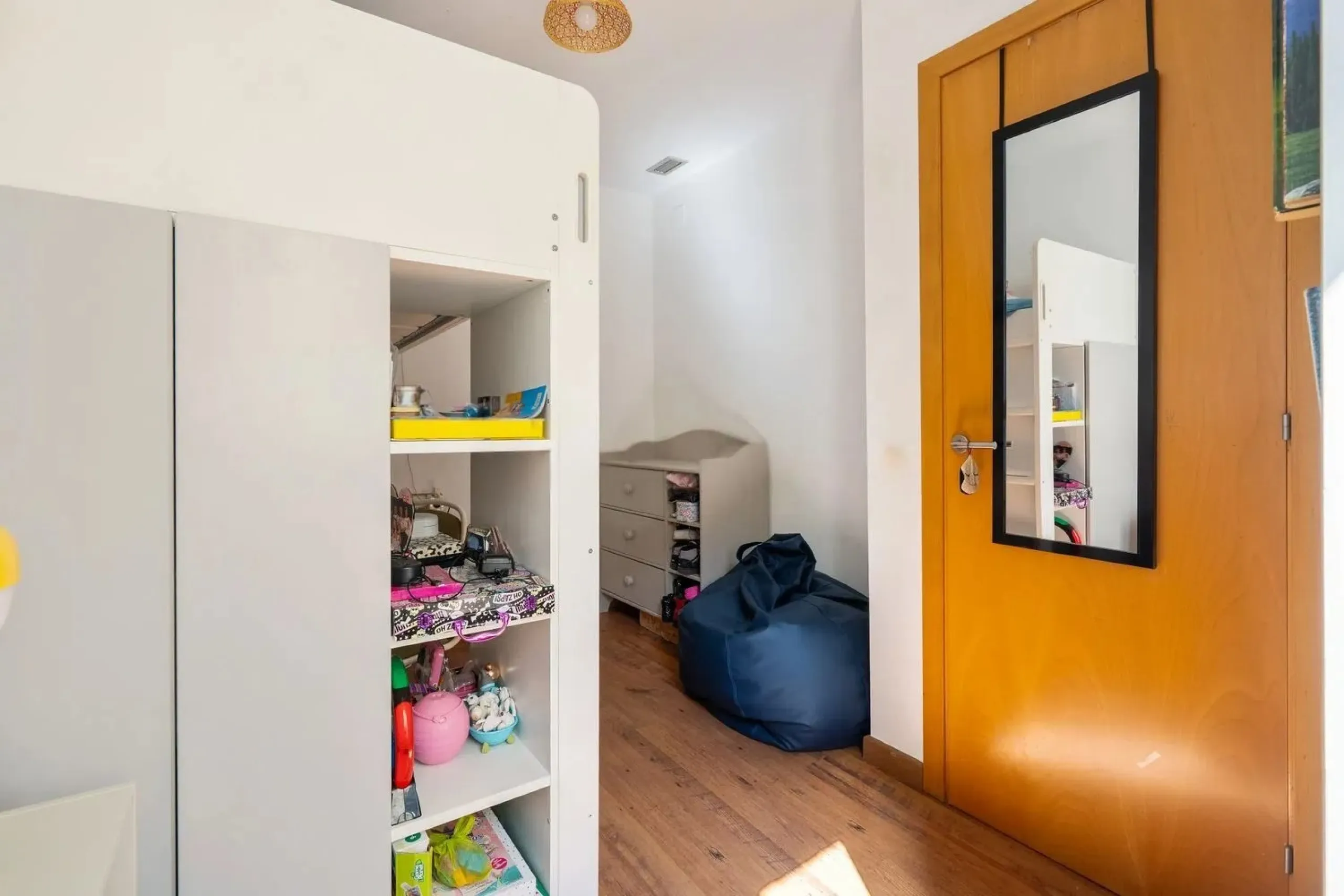 Piso con terraza privativa en el corazón del Raval, Barcelona