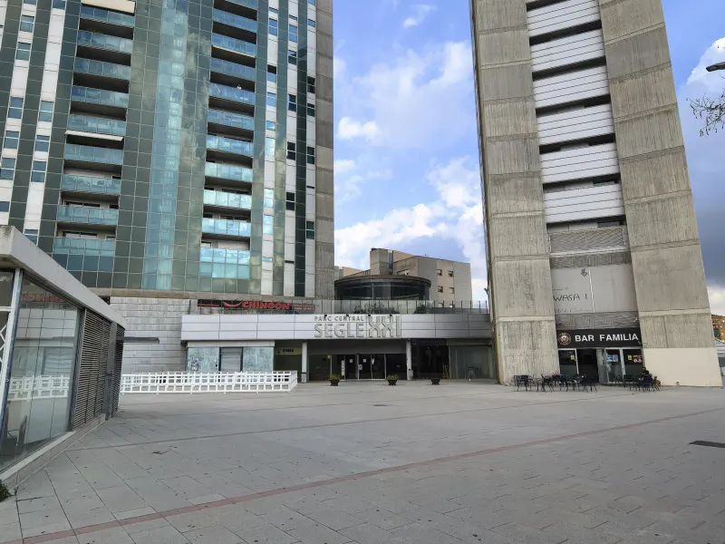 Spacious Commercial Premises in the Parc Central Area, Terrassa (Barcelona Province) — For Sale and For Rent