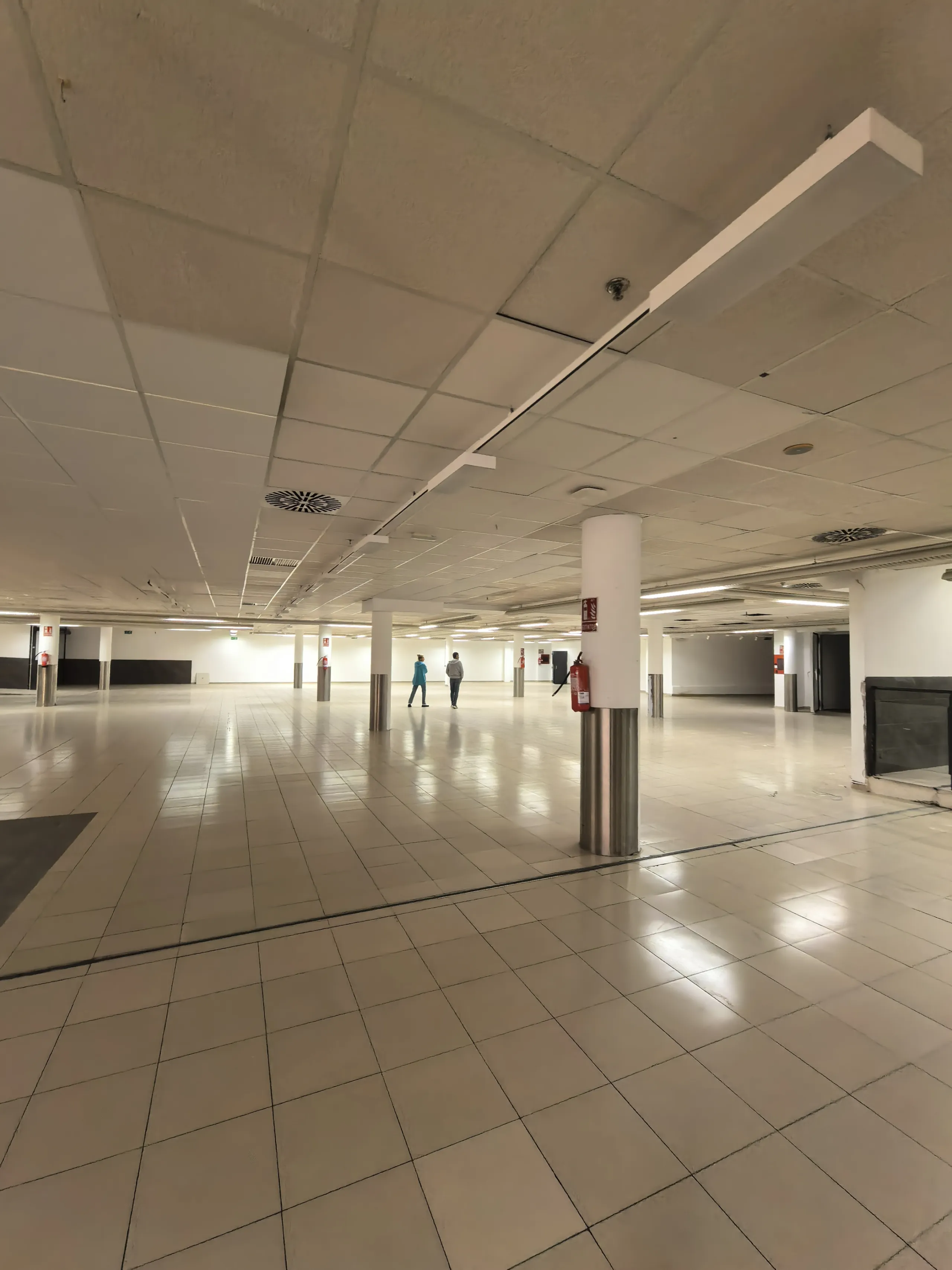 Spacious Commercial Premises in the Parc Central Area, Terrassa (Barcelona Province) — For Sale and For Rent