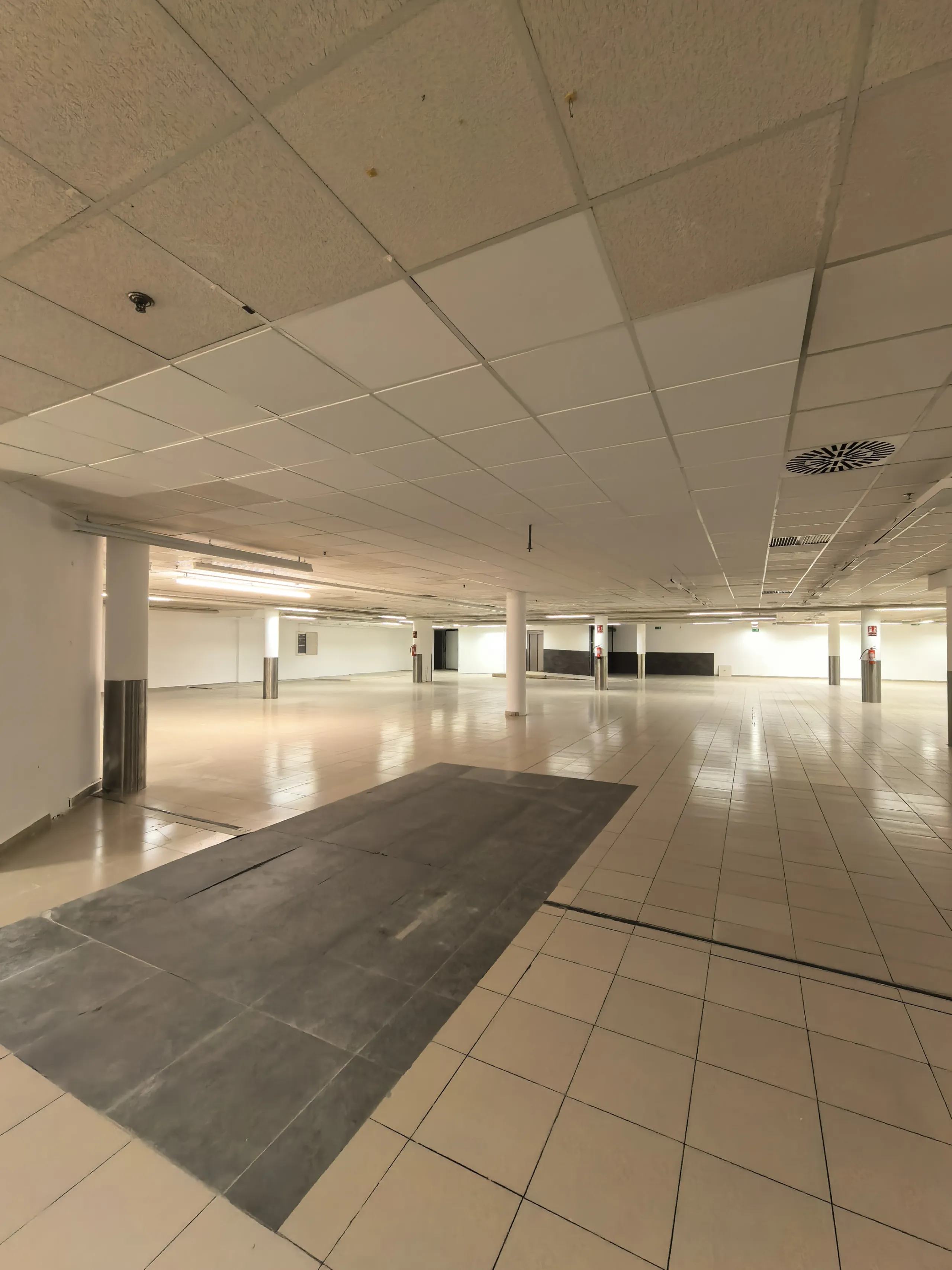 Spacious Commercial Premises in the Parc Central Area, Terrassa (Barcelona Province) — For Sale and For Rent