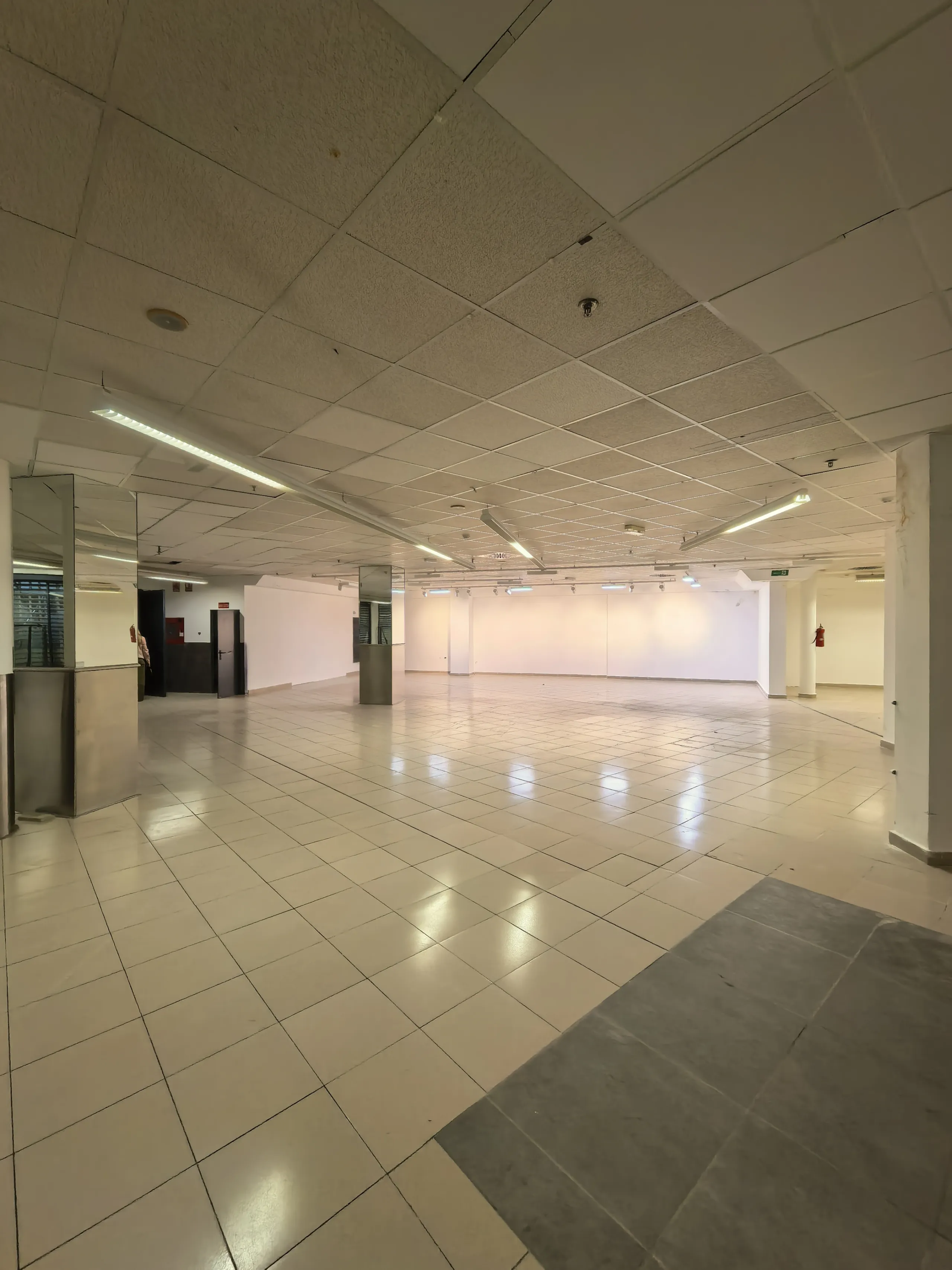 Spacious Commercial Premises in the Parc Central Area, Terrassa (Barcelona Province) — For Sale and For Rent