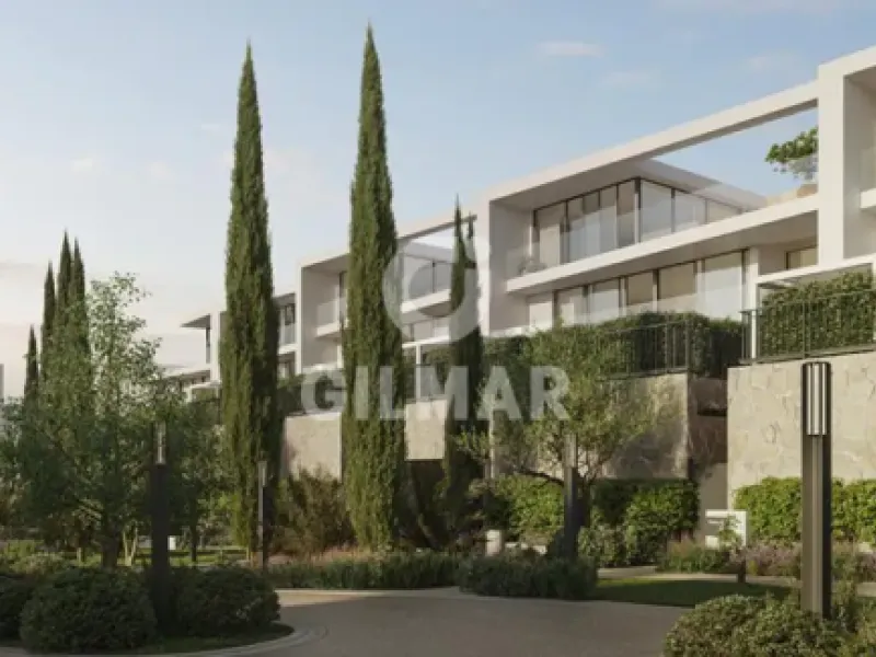 Видное расположение. Просторная вилла в живописном жилом комплексе Sotogrande, Кадис. 3 спальни, 4 полных ванных комнаты, пентхаус с солярием и террасой площадью 250 м².  Участок 800 м² с бассейном