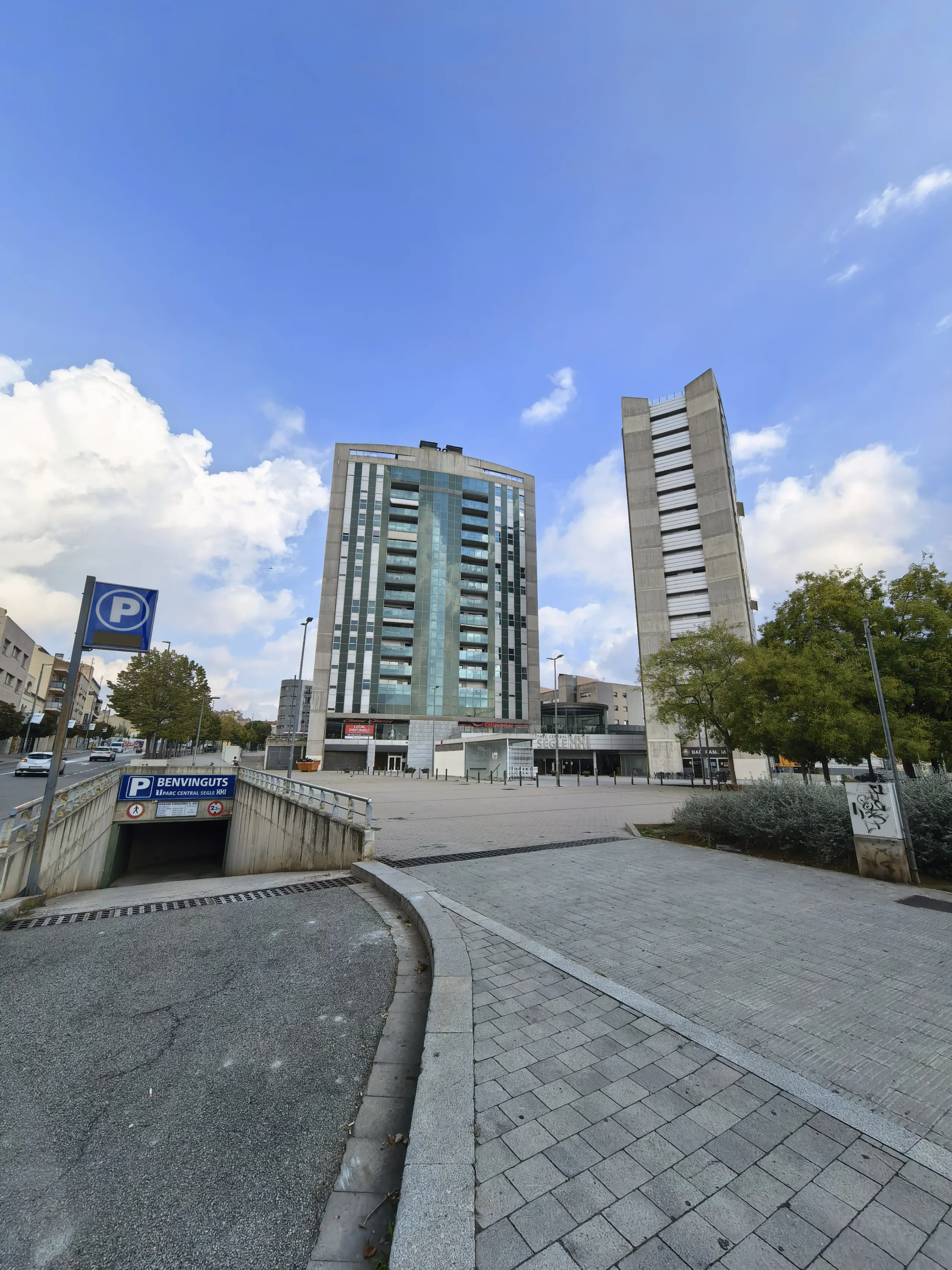 Spacious Commercial Premises in the Parc Central Area, Terrassa (Barcelona Province) — For Sale and For Rent