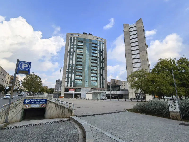 Spacious Commercial Premises in the Parc Central Area, Terrassa (Barcelona Province) — For Sale and For Rent