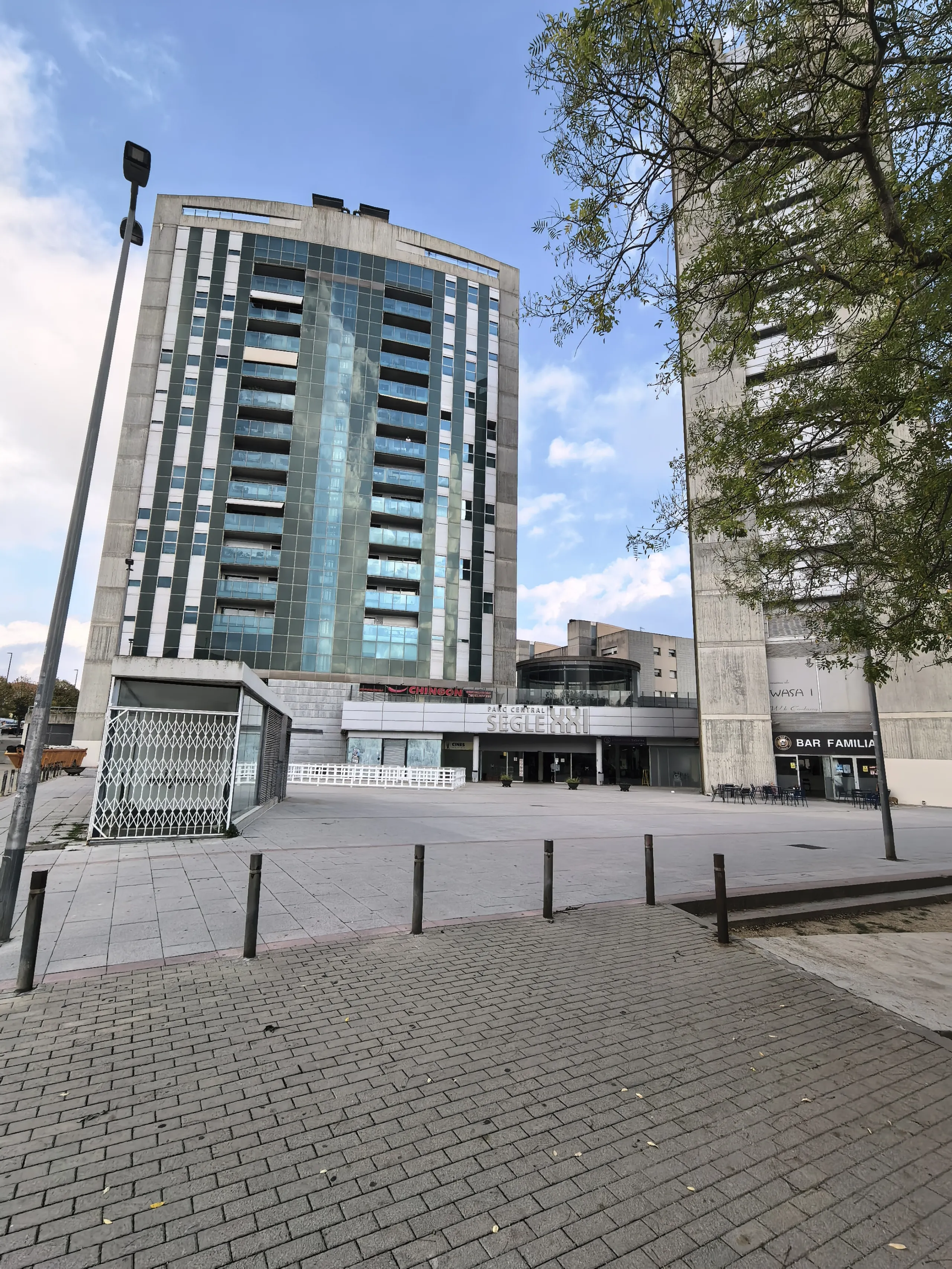 Spacious Commercial Premises in the Parc Central Area, Terrassa (Barcelona Province) — For Sale and For Rent