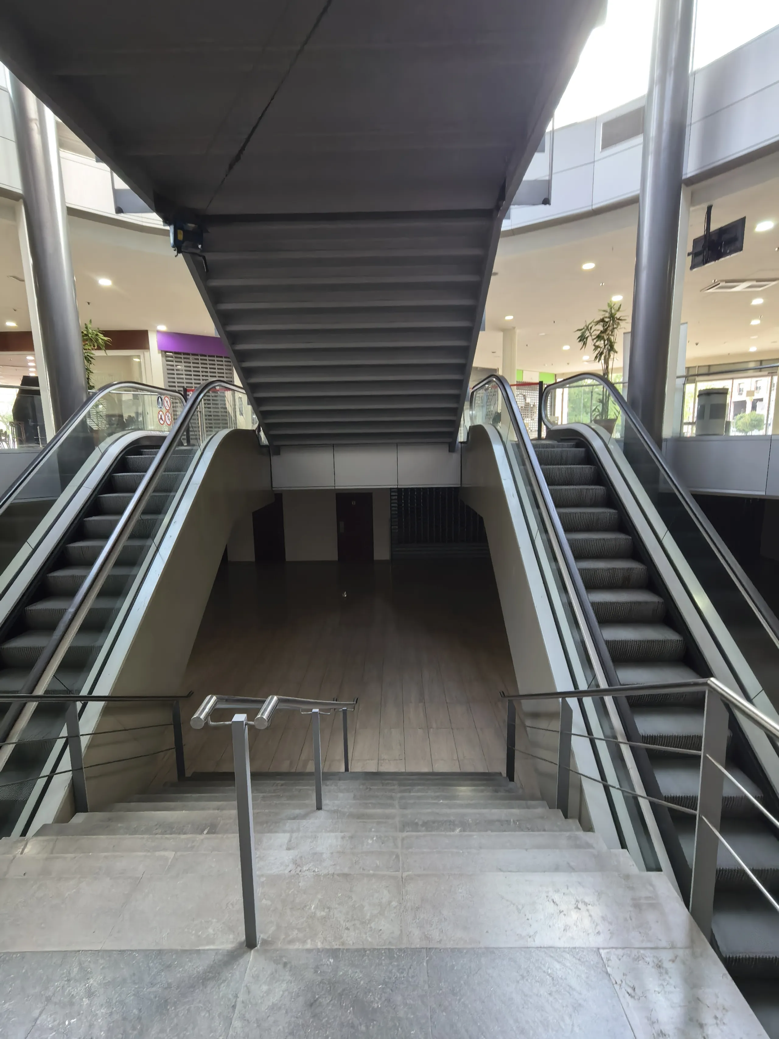 Spacious Commercial Premises in the Parc Central Area, Terrassa (Barcelona Province) — For Sale and For Rent