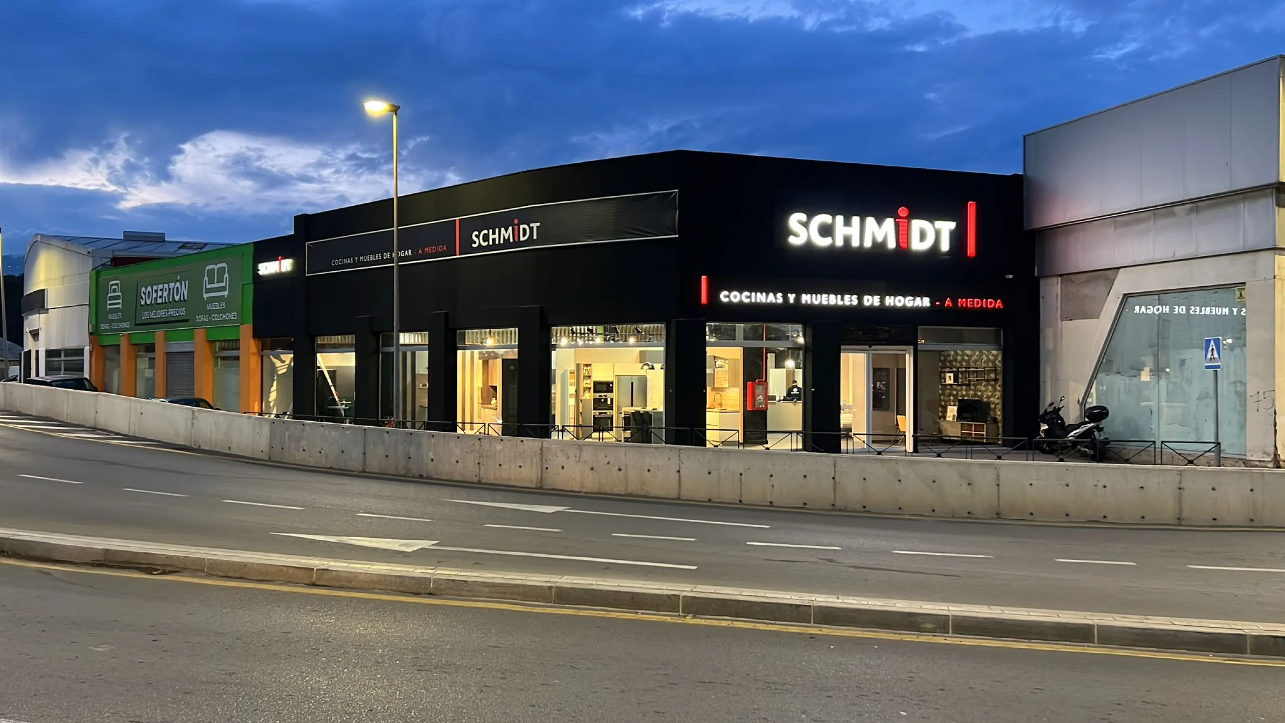 Corner Commercial Premises with Tenant in Prime Area of Madrid
